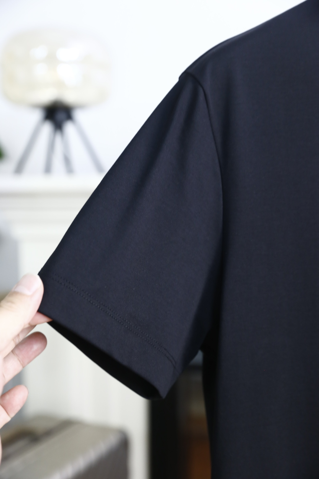 🔥alo.26夏季新品🆕时尚男士百搭短袖，利落廓形勾勒简约线条，经典圆领适配多元场景。胸口压印标识搭配品