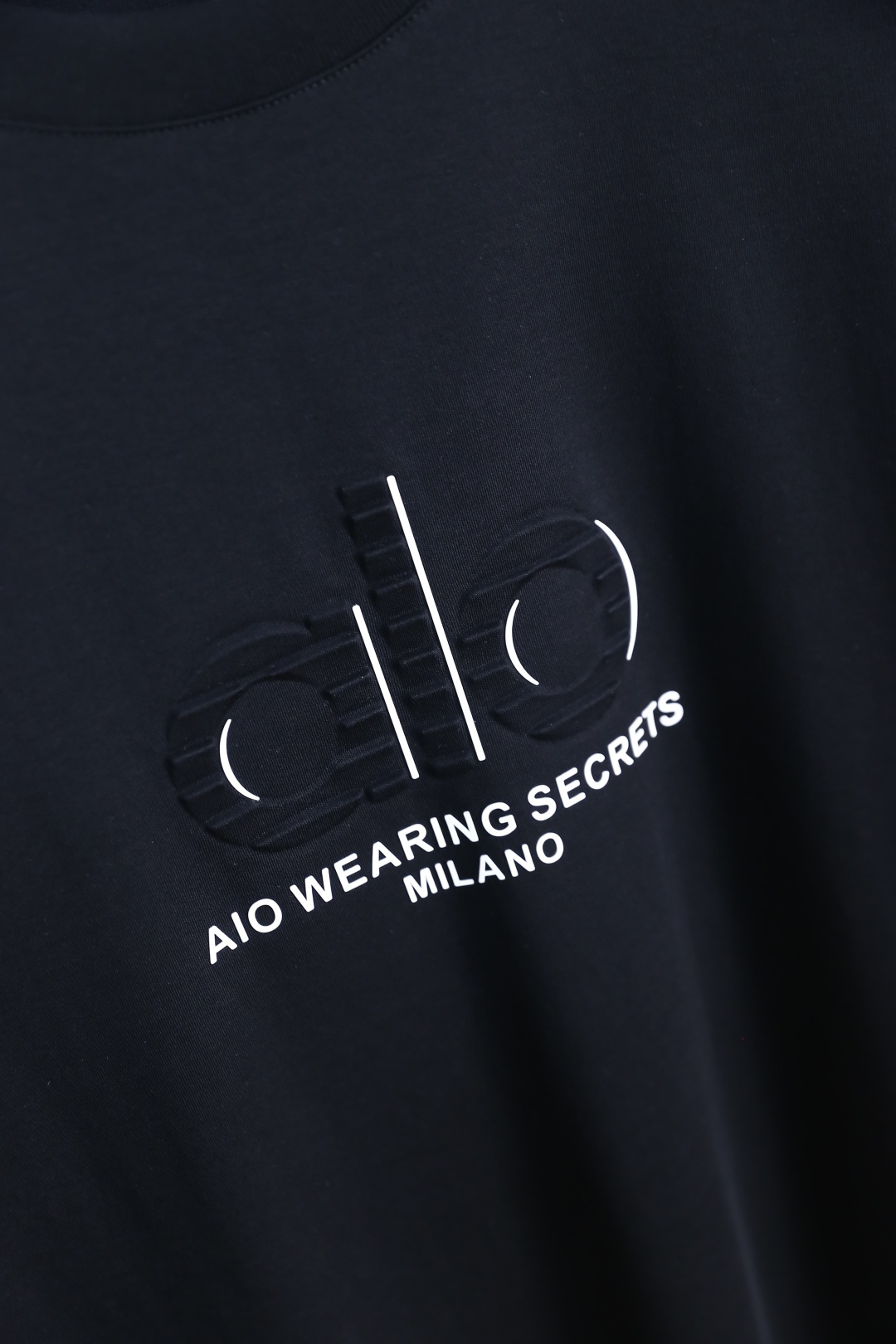 🔥alo.26夏季新品🆕时尚男士百搭短袖，利落廓形勾勒简约线条，经典圆领适配多元场景。胸口压印标识搭配品