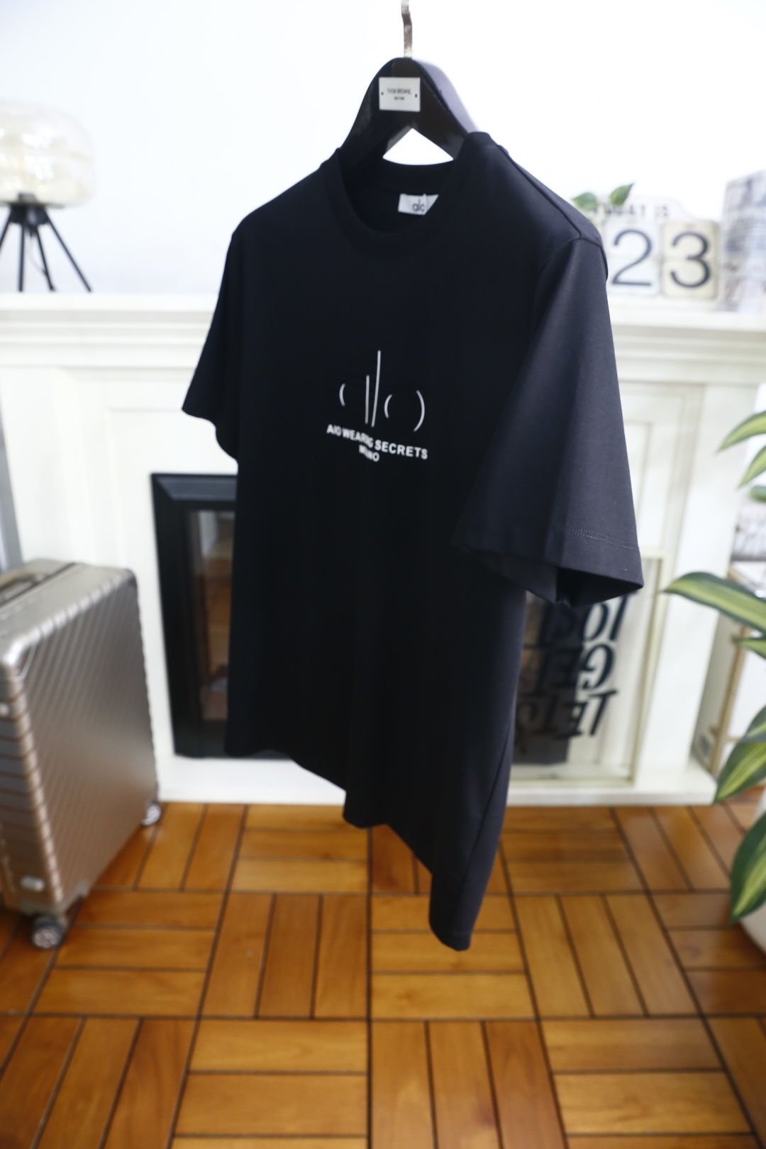 🔥alo.26夏季新品🆕时尚男士百搭短袖，利落廓形勾勒简约线条，经典圆领适配多元场景。胸口压印标识搭配品