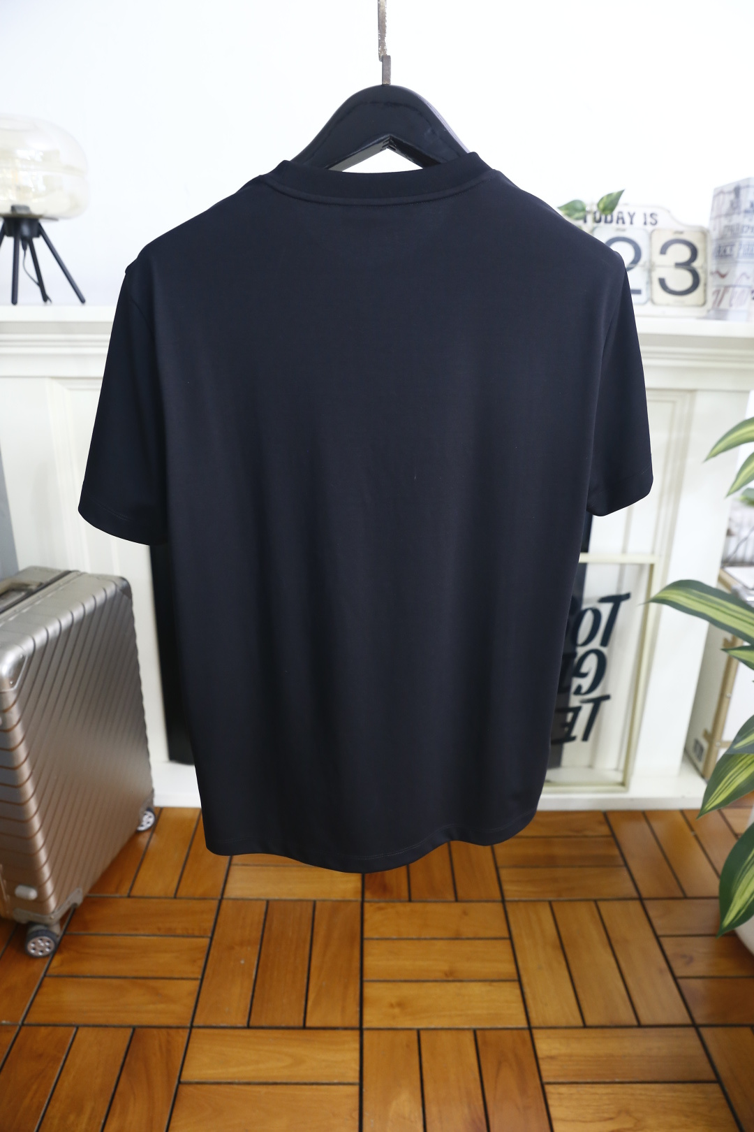 🔥alo.26夏季新品🆕时尚男士百搭短袖，利落廓形勾勒简约线条，经典圆领适配多元场景。胸口压印标识搭配品