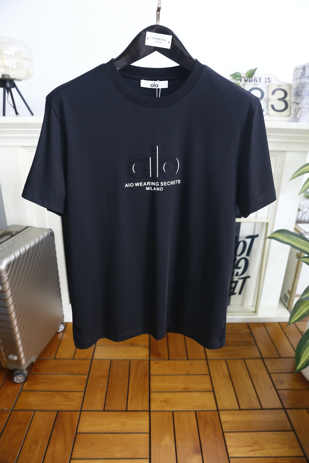 🔥alo.26夏季新品🆕时尚男士百搭短袖，利落廓形勾勒简约线条，经典圆领适配多元场景。胸口压印标识搭配品