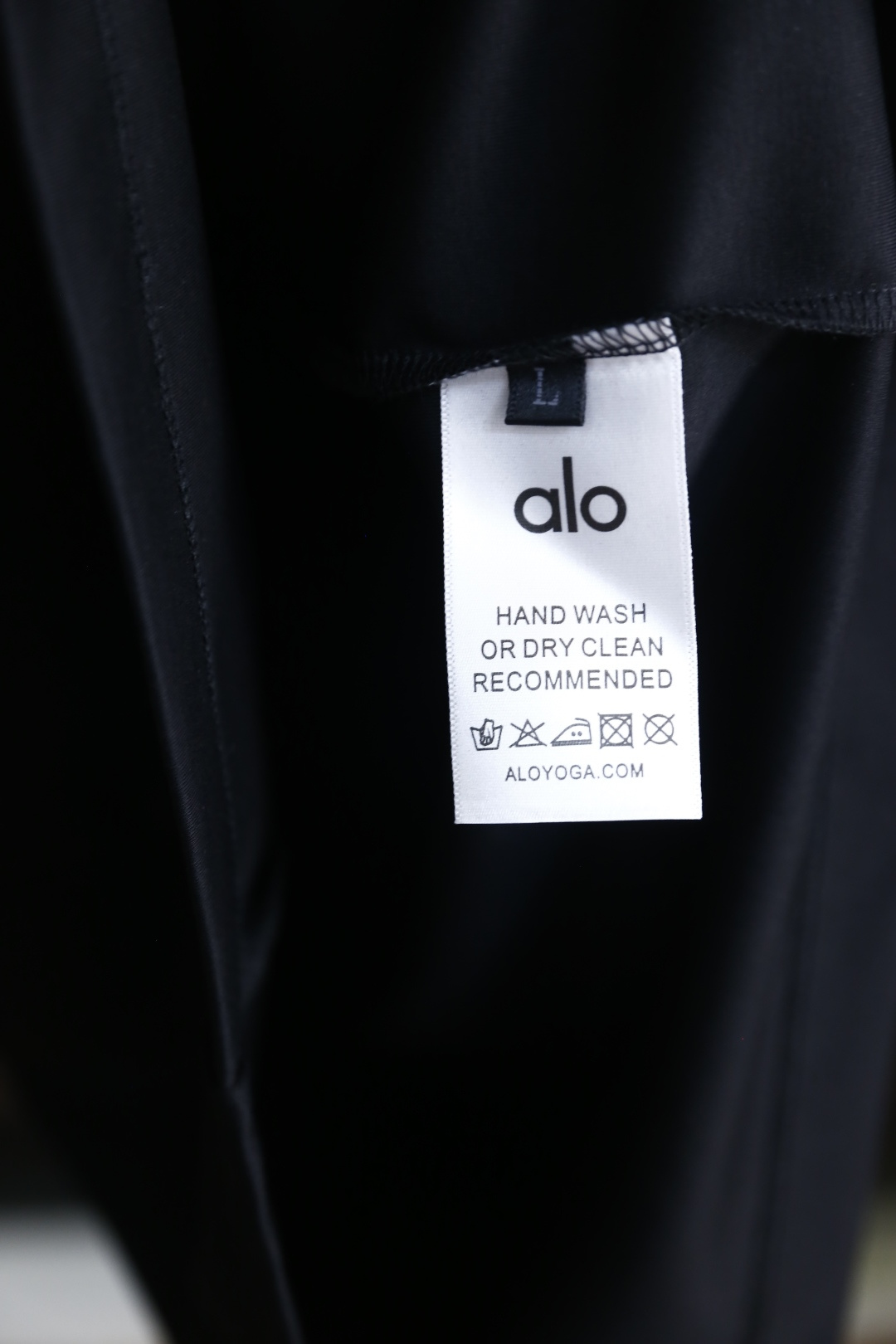 🔥alo.26夏季新品🆕时尚男士百搭短袖，利落廓形勾勒简约线条，经典圆领适配多元场景。胸口压印标识搭配品