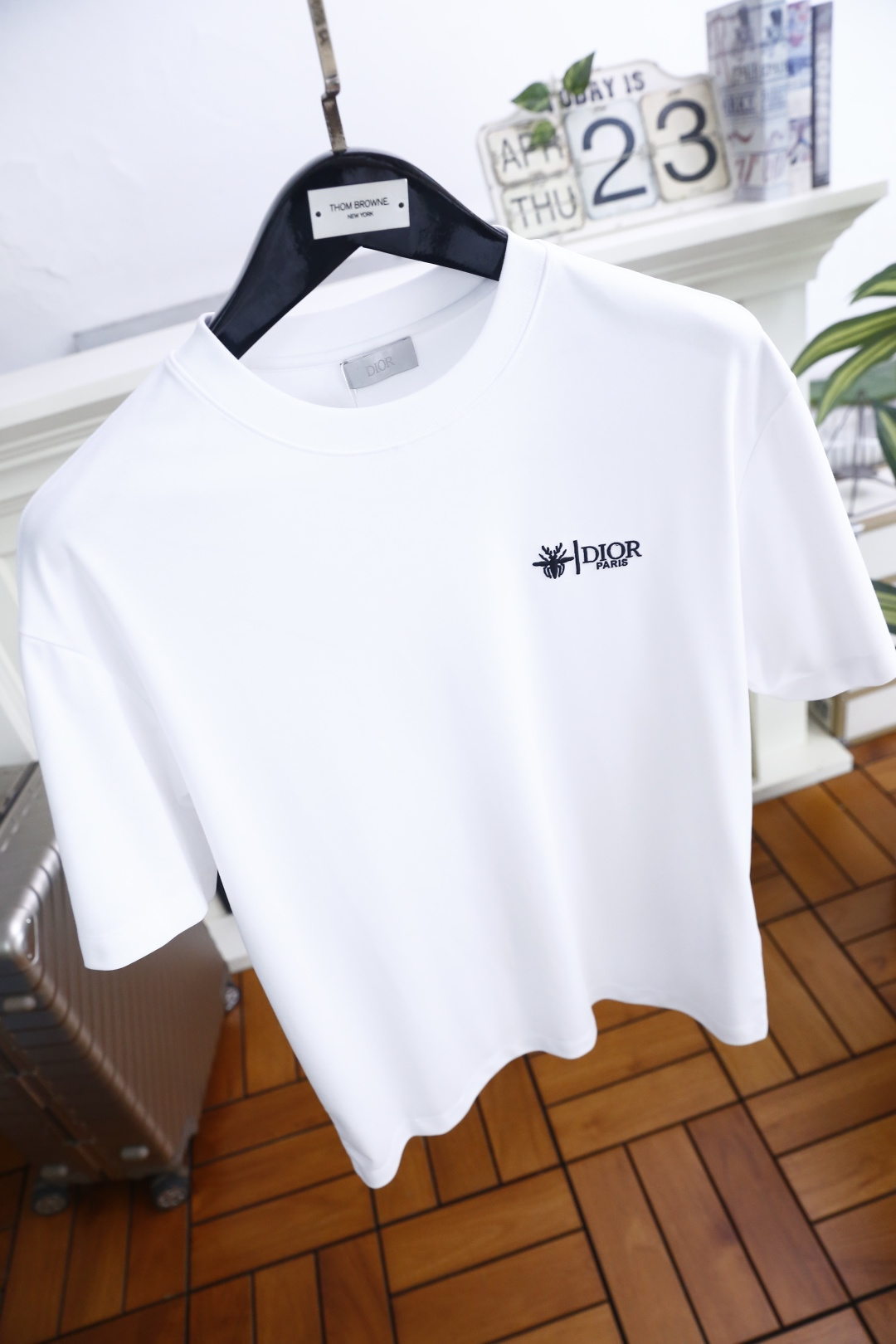 🔥迪奥.26夏季新品，时尚男士百搭短袖👍利落廓形打造松弛高级感，经典圆领适配多元穿搭场景。胸前品牌字母L