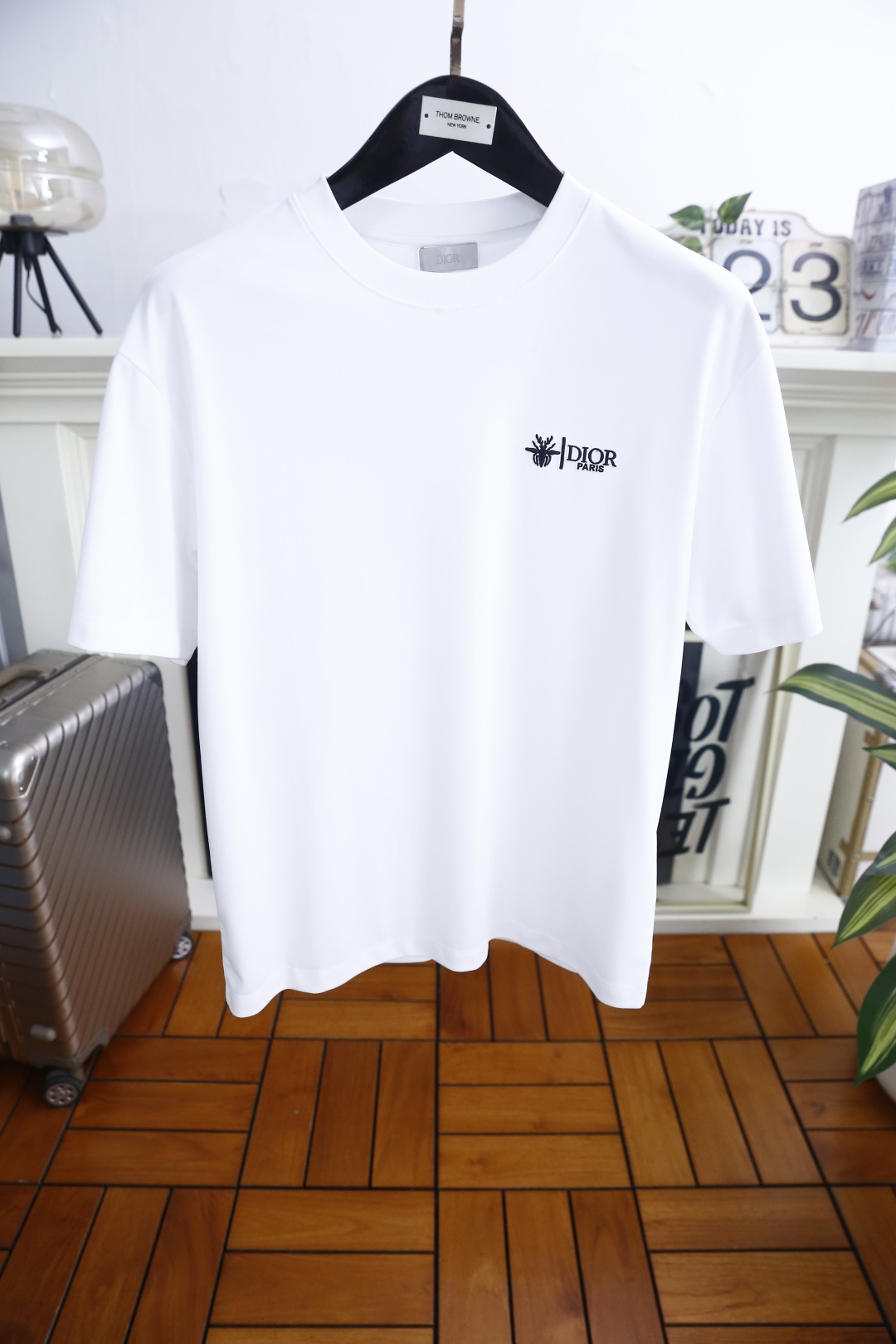 🔥迪奥.26夏季新品，时尚男士百搭短袖👍利落廓形打造松弛高级感，经典圆领适配多元穿搭场景。胸前品牌字母L