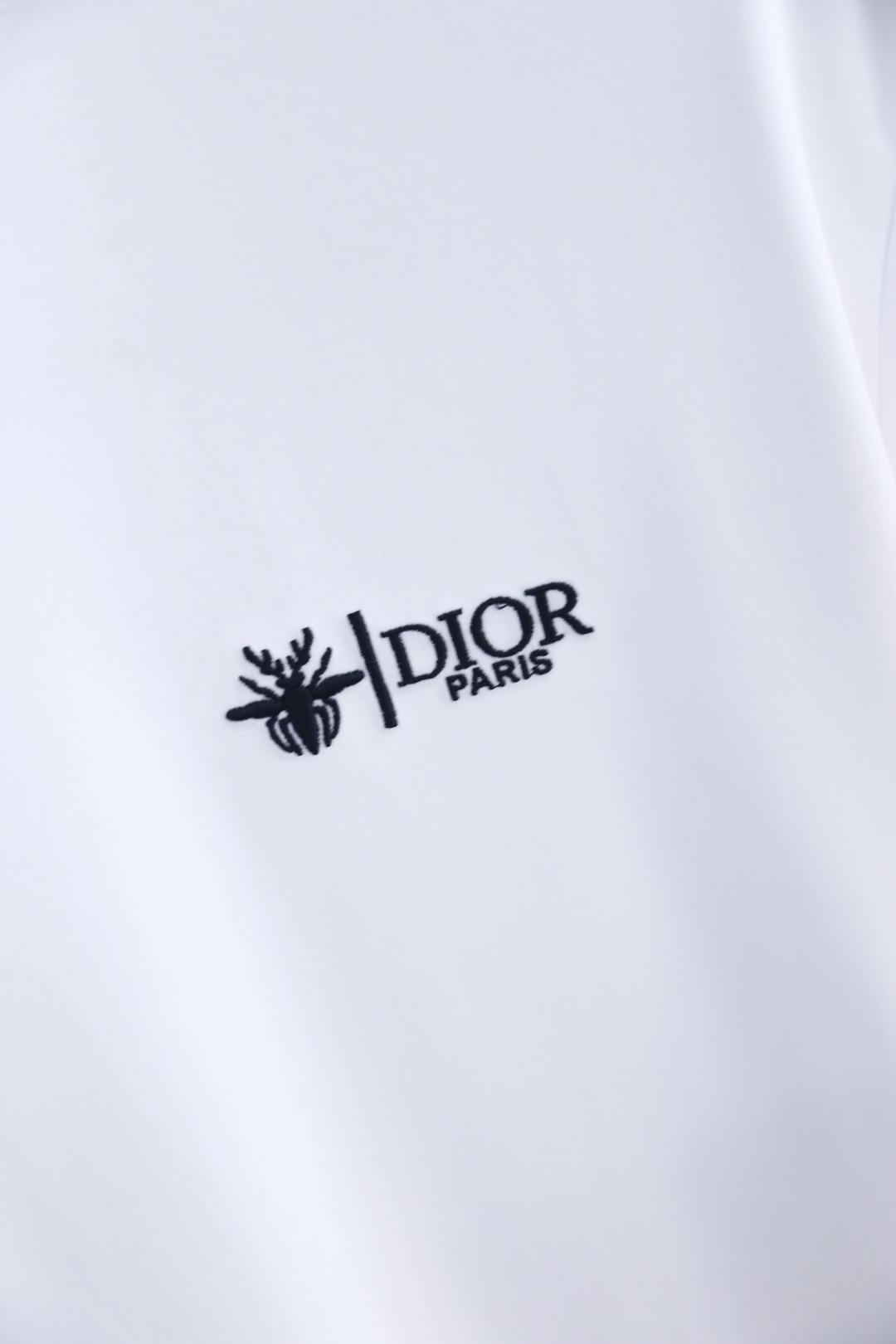 🔥迪奥.26夏季新品，时尚男士百搭短袖👍利落廓形打造松弛高级感，经典圆领适配多元穿搭场景。胸前品牌字母L