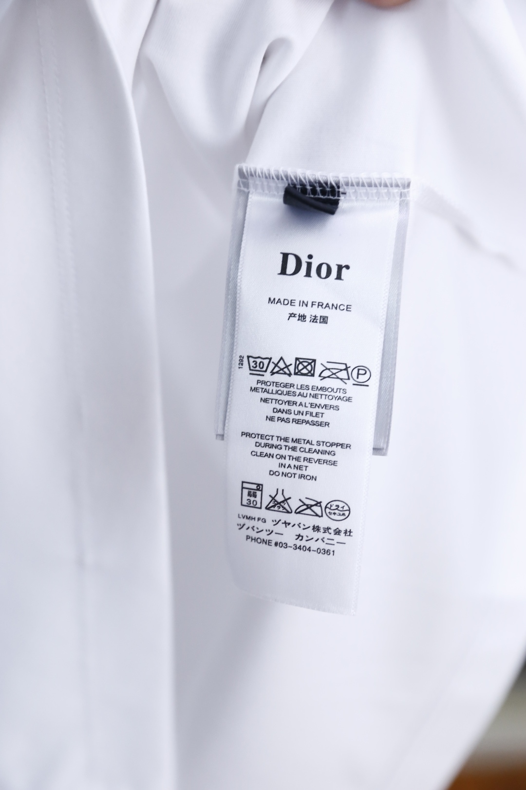 🔥迪奥.26夏季新品，时尚男士百搭短袖👍利落廓形打造松弛高级感，经典圆领适配多元穿搭场景。胸前品牌字母L