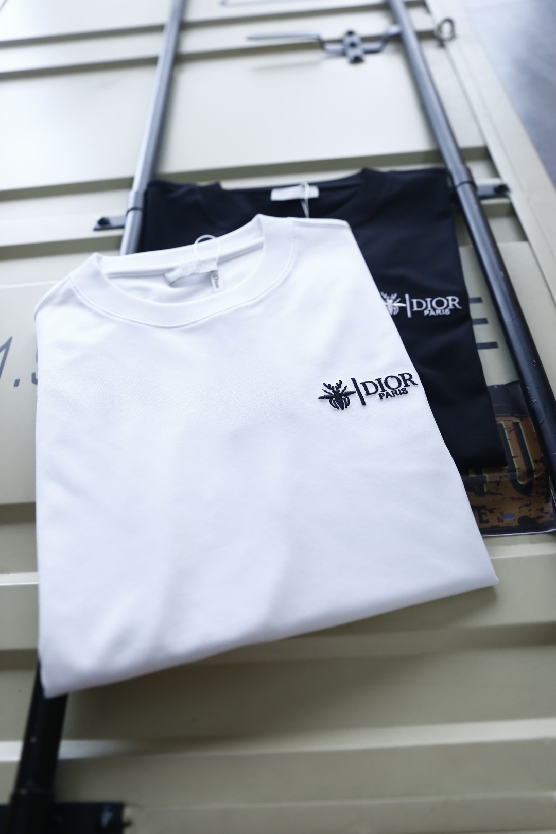 🔥迪奥.26夏季新品，时尚男士百搭短袖👍利落廓形打造松弛高级感，经典圆领适配多元穿搭场景。胸前品牌字母L