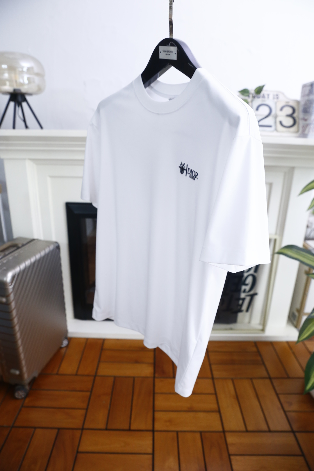 🔥迪奥.26夏季新品，时尚男士百搭短袖👍利落廓形打造松弛高级感，经典圆领适配多元穿搭场景。胸前品牌字母L