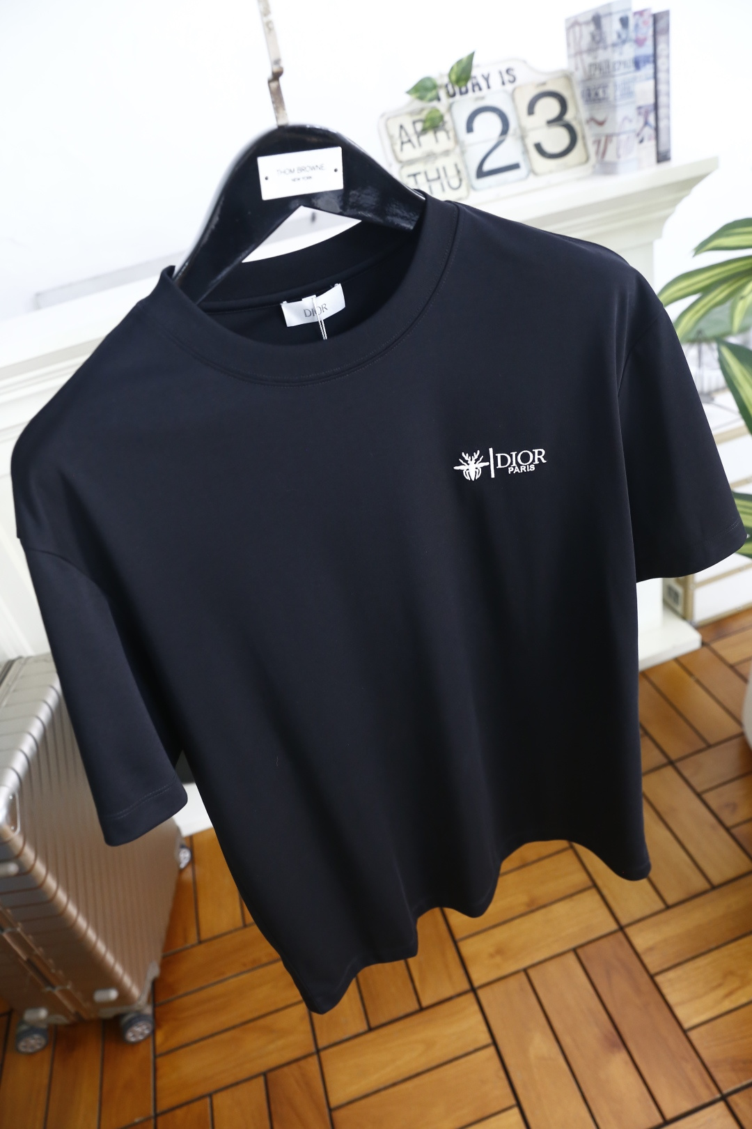 🔥迪奥.26夏季新品，时尚男士百搭短袖👍利落廓形打造松弛高级感，经典圆领适配多元穿搭场景。胸前品牌字母L