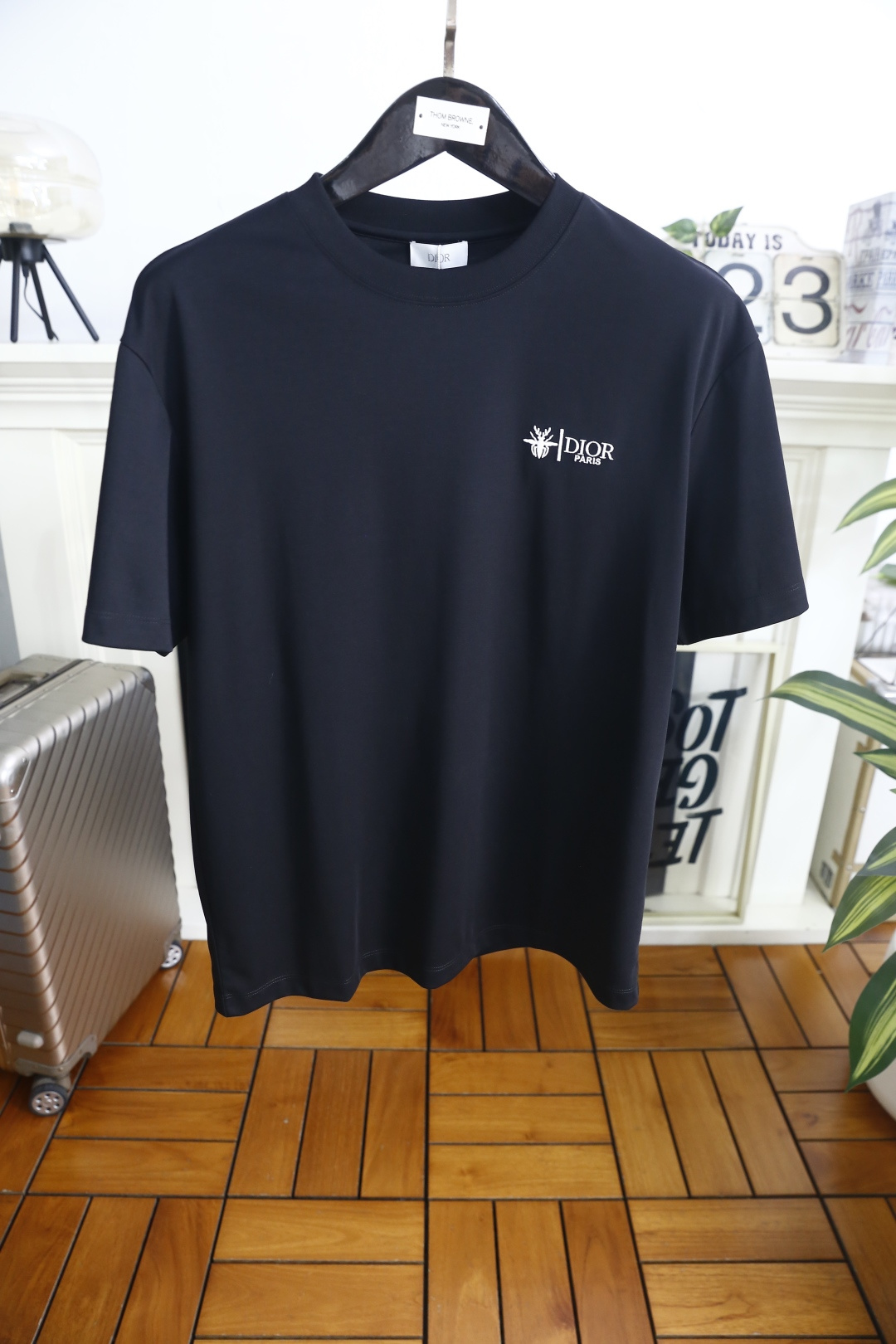 🔥迪奥.26夏季新品，时尚男士百搭短袖👍利落廓形打造松弛高级感，经典圆领适配多元穿搭场景。胸前品牌字母L