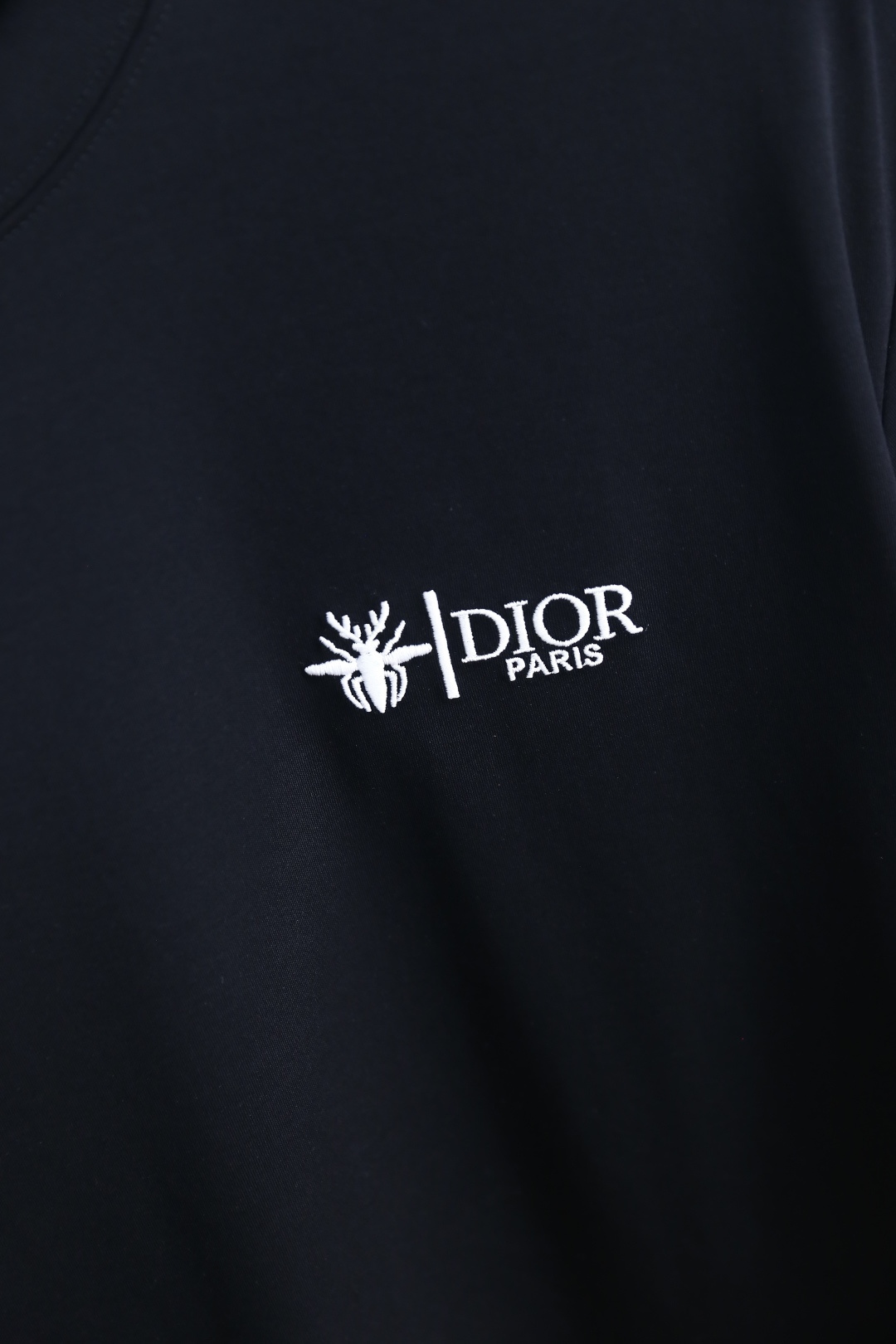 🔥迪奥.26夏季新品，时尚男士百搭短袖👍利落廓形打造松弛高级感，经典圆领适配多元穿搭场景。胸前品牌字母L