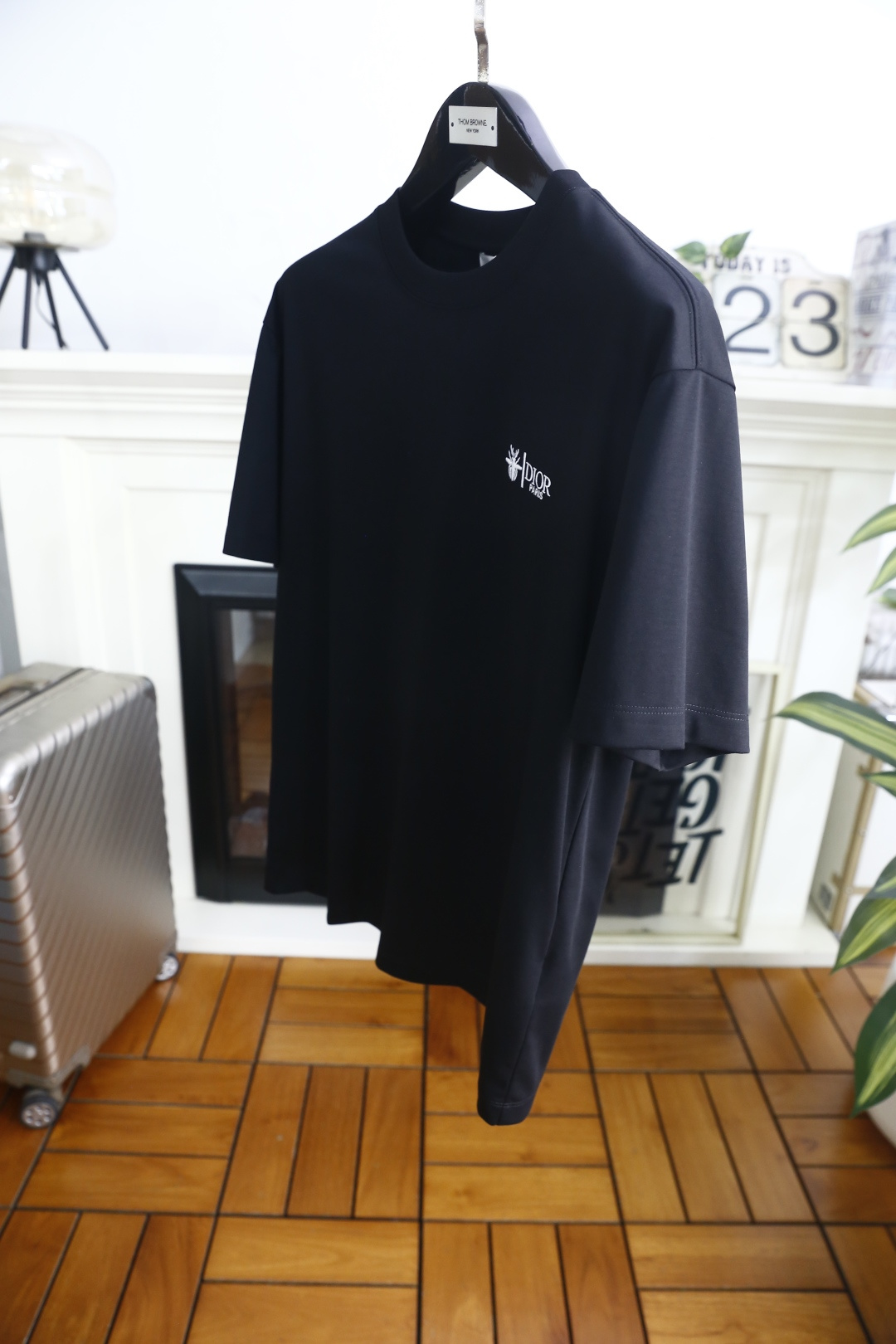 🔥迪奥.26夏季新品，时尚男士百搭短袖👍利落廓形打造松弛高级感，经典圆领适配多元穿搭场景。胸前品牌字母L