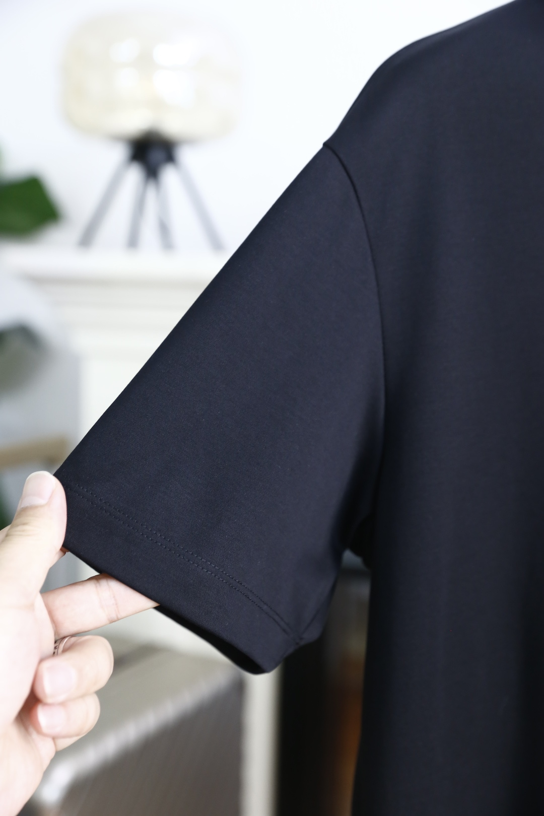 🔥迪奥.26夏季新品，时尚男士百搭短袖👍利落廓形打造松弛高级感，经典圆领适配多元穿搭场景。胸前品牌字母L