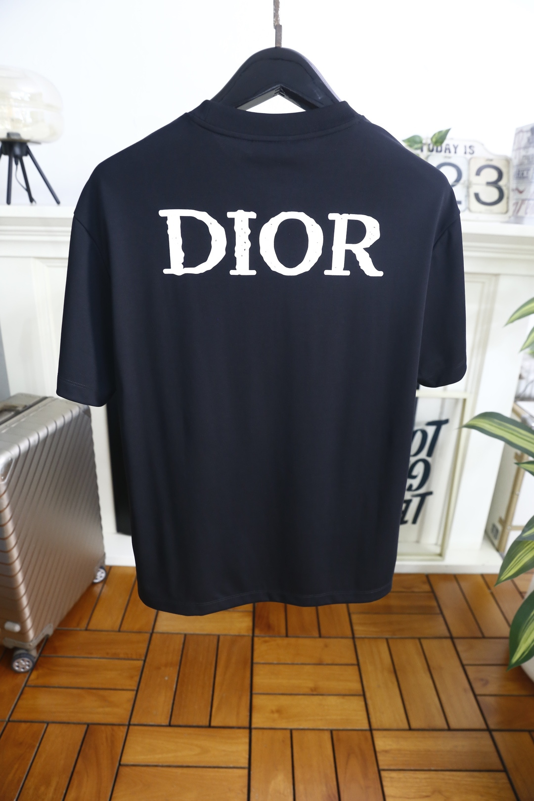 🔥迪奥.26夏季新品，时尚男士百搭短袖👍利落廓形打造松弛高级感，经典圆领适配多元穿搭场景。胸前品牌字母L