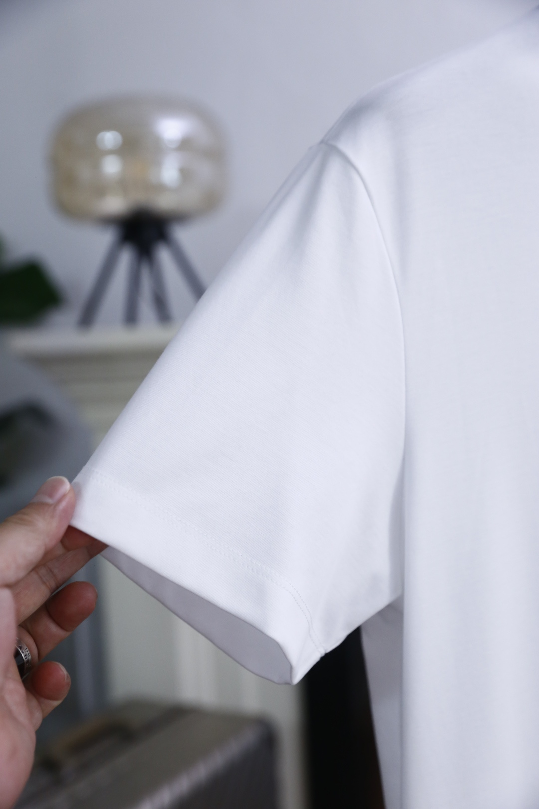 🔥阿玛尼.26夏季新品，时尚男士百搭短袖👍极简主义的廓形剪裁，自带利落高级的松弛气场。圆领线条干净利落，