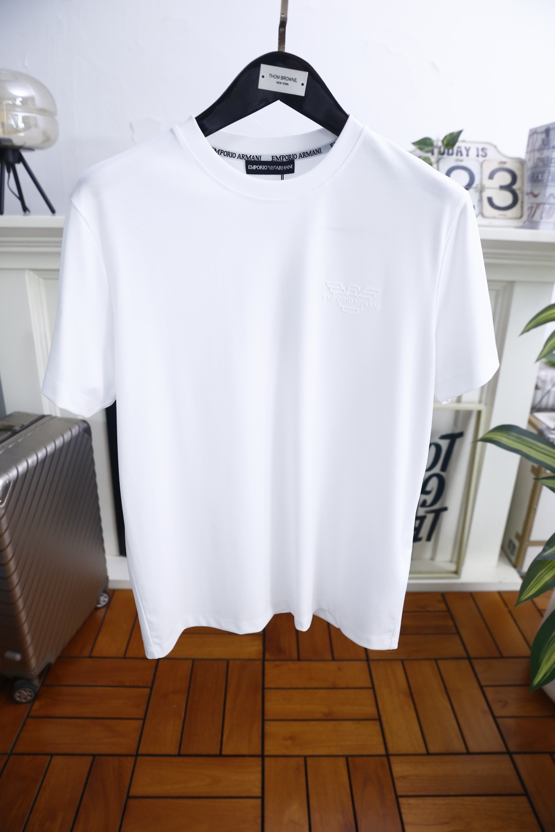 🔥阿玛尼.26夏季新品，时尚男士百搭短袖👍极简主义的廓形剪裁，自带利落高级的松弛气场。圆领线条干净利落，