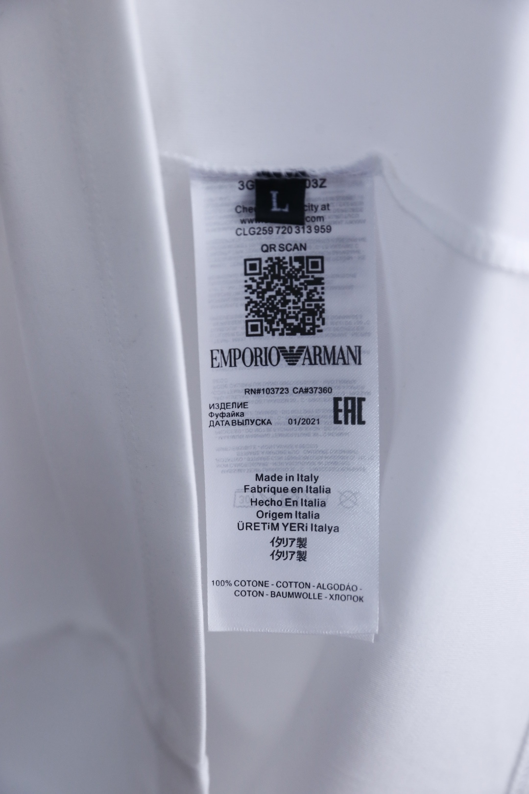 🔥阿玛尼.26夏季新品，时尚男士百搭短袖👍极简主义的廓形剪裁，自带利落高级的松弛气场。圆领线条干净利落，