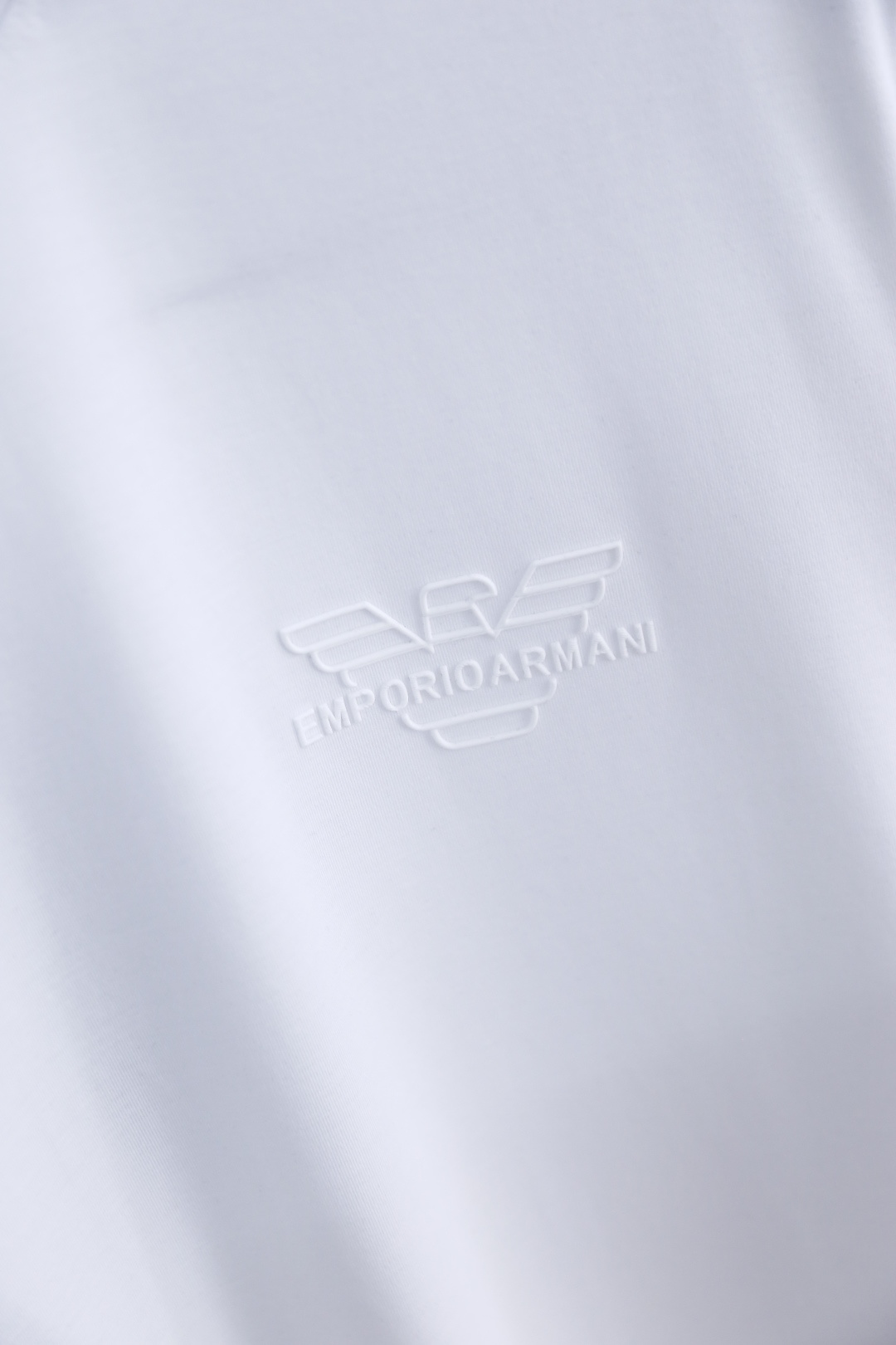 🔥阿玛尼.26夏季新品，时尚男士百搭短袖👍极简主义的廓形剪裁，自带利落高级的松弛气场。圆领线条干净利落，