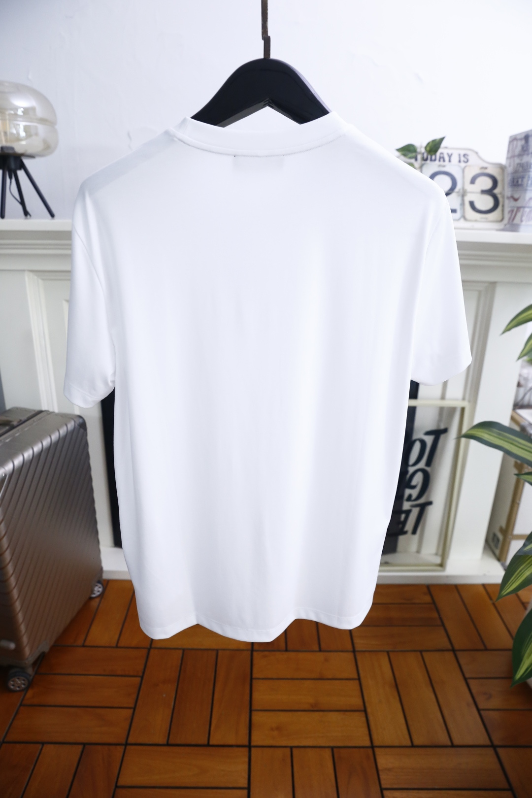 🔥阿玛尼.26夏季新品，时尚男士百搭短袖👍极简主义的廓形剪裁，自带利落高级的松弛气场。圆领线条干净利落，