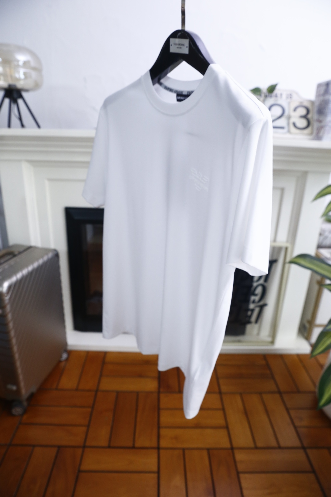 🔥阿玛尼.26夏季新品，时尚男士百搭短袖👍极简主义的廓形剪裁，自带利落高级的松弛气场。圆领线条干净利落，