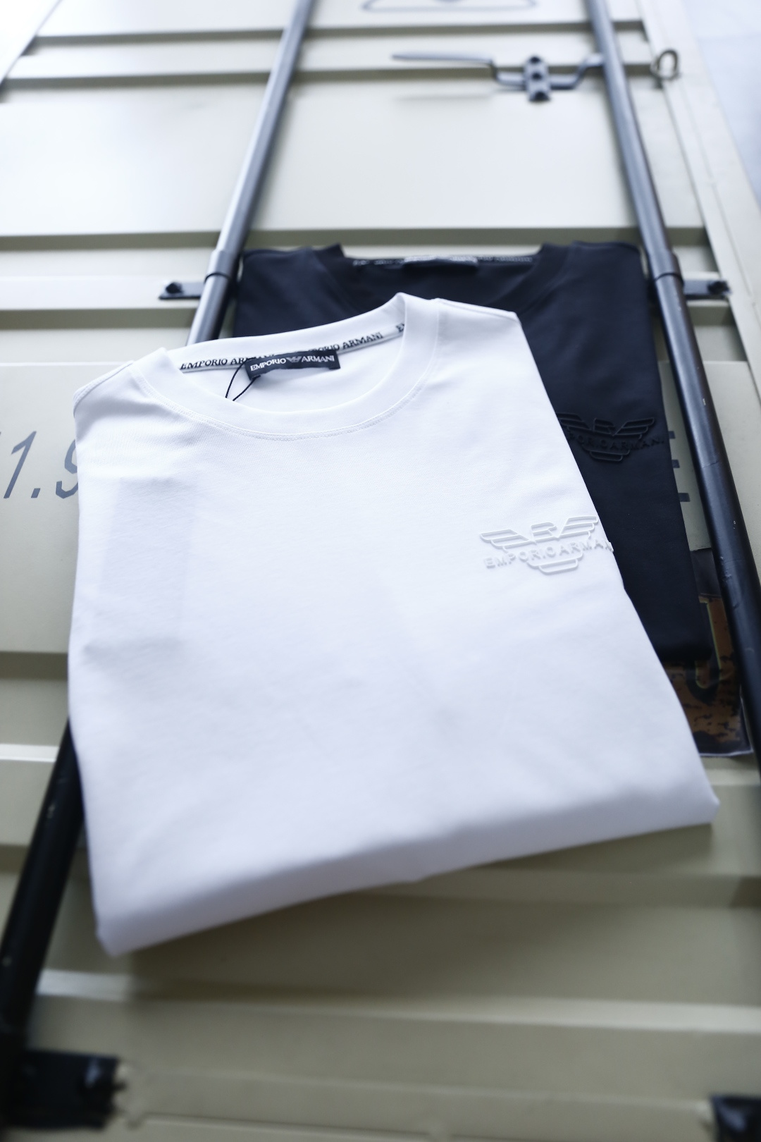 🔥阿玛尼.26夏季新品，时尚男士百搭短袖👍极简主义的廓形剪裁，自带利落高级的松弛气场。圆领线条干净利落，