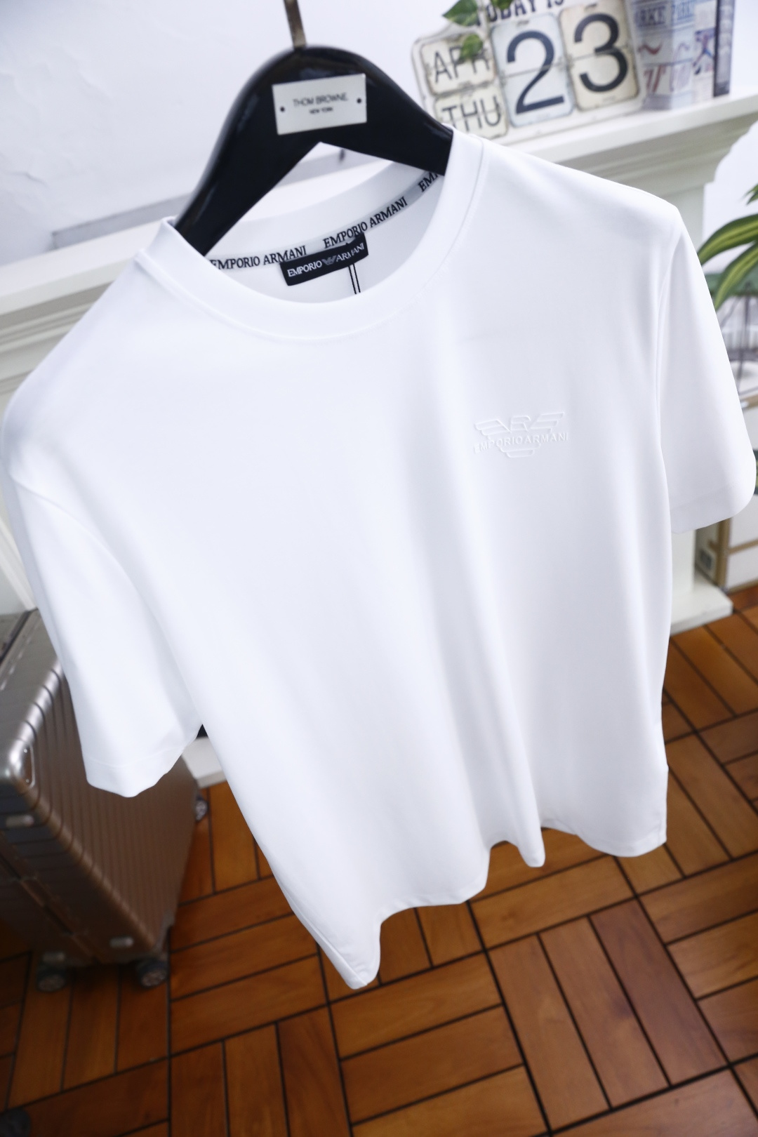 🔥阿玛尼.26夏季新品，时尚男士百搭短袖👍极简主义的廓形剪裁，自带利落高级的松弛气场。圆领线条干净利落，