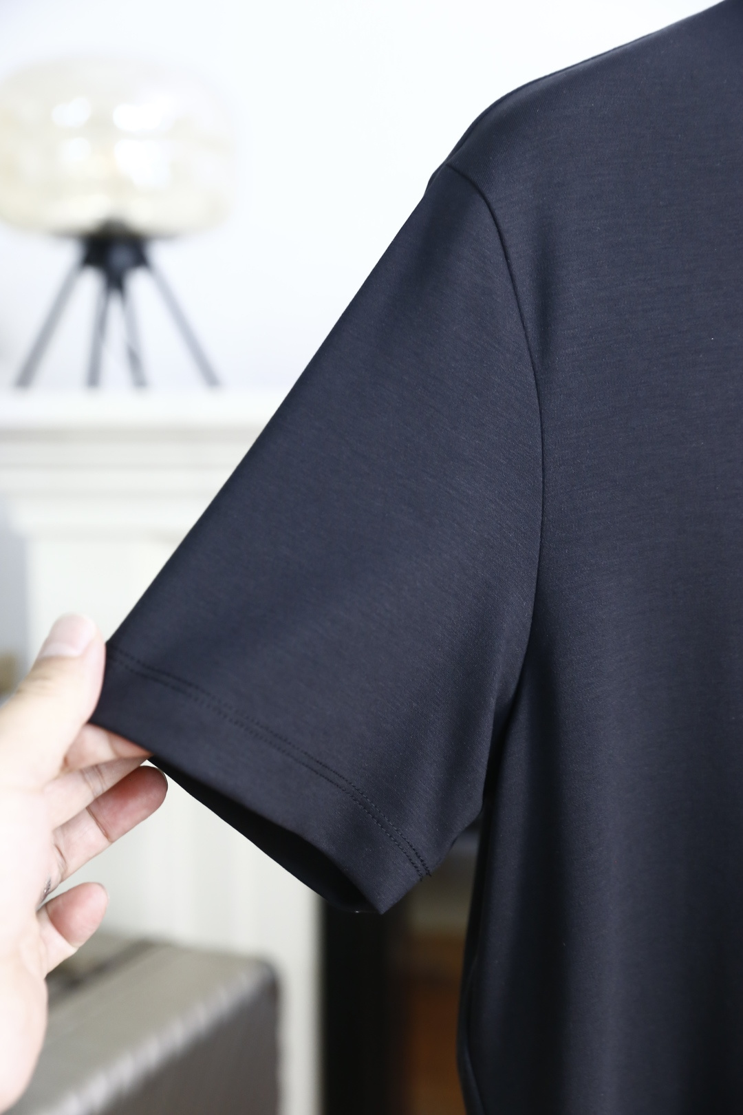 🔥阿玛尼.26夏季新品，时尚男士百搭短袖👍极简主义的廓形剪裁，自带利落高级的松弛气场。圆领线条干净利落，