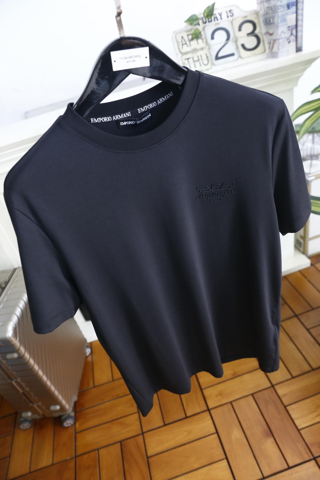 🔥阿玛尼.26夏季新品，时尚男士百搭短袖👍极简主义的廓形剪裁，自带利落高级的松弛气场。圆领线条干净利落，