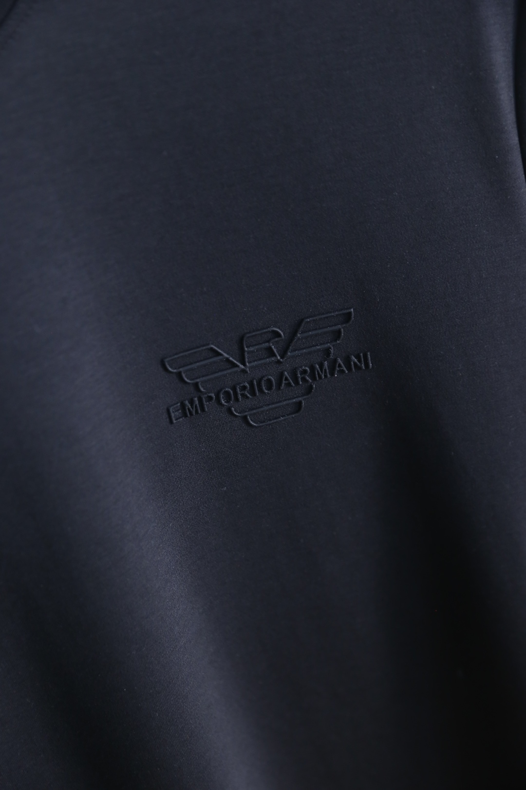 🔥阿玛尼.26夏季新品，时尚男士百搭短袖👍极简主义的廓形剪裁，自带利落高级的松弛气场。圆领线条干净利落，