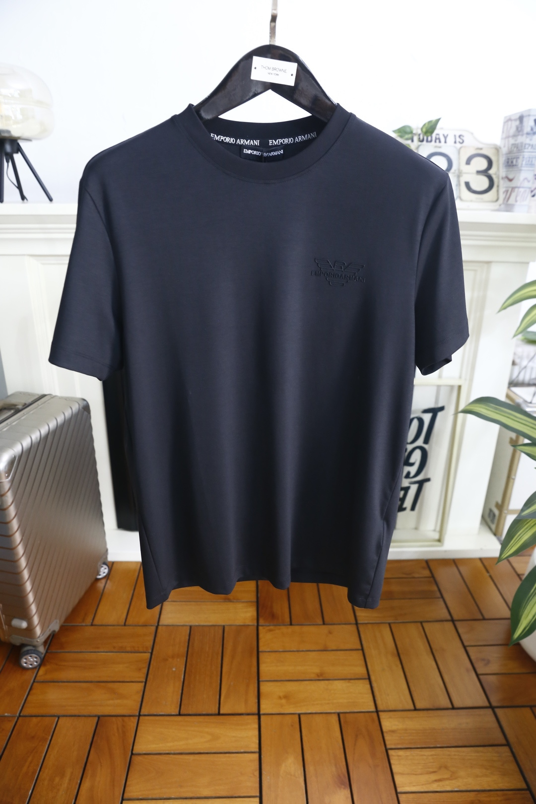 🔥阿玛尼.26夏季新品，时尚男士百搭短袖👍极简主义的廓形剪裁，自带利落高级的松弛气场。圆领线条干净利落，