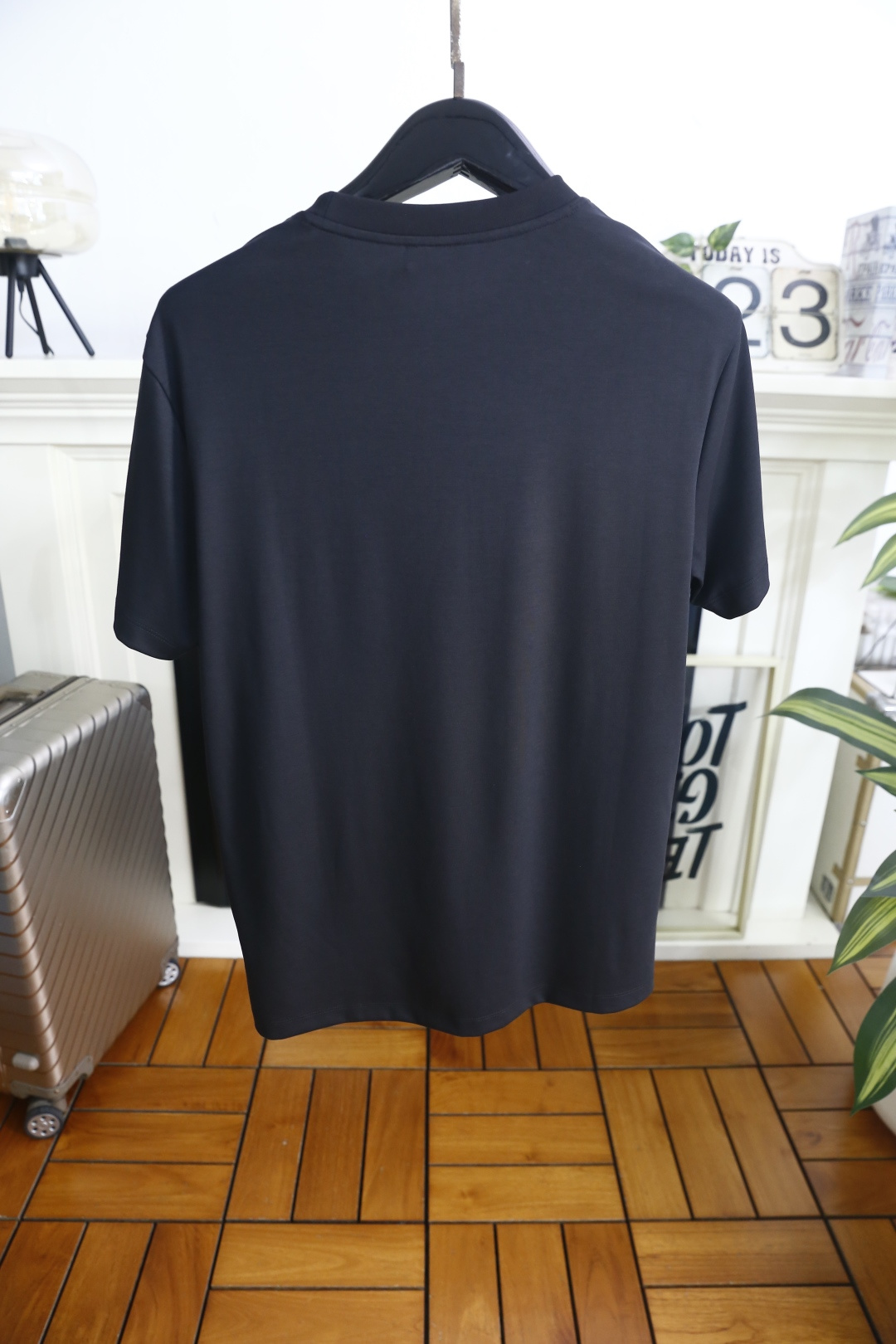 🔥阿玛尼.26夏季新品，时尚男士百搭短袖👍极简主义的廓形剪裁，自带利落高级的松弛气场。圆领线条干净利落，