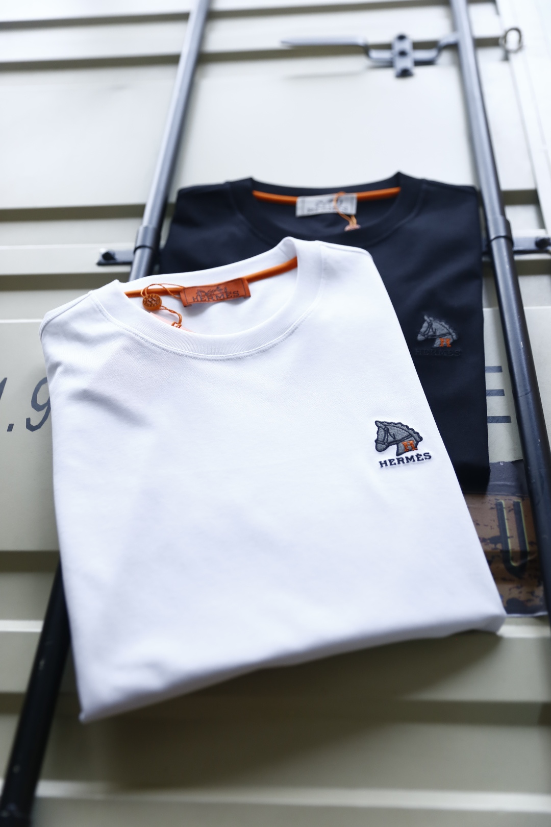 🔥爱马仕.26夏季新品，时尚男士百搭短袖👍利落廓形打造干净松弛的上身效果，经典圆领设计大方得体，胸口精致