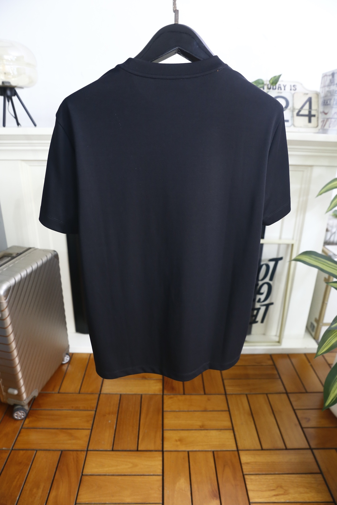 🔥爱马仕.26夏季新品，时尚男士百搭短袖👍利落廓形打造干净松弛的上身效果，经典圆领设计大方得体，胸口精致