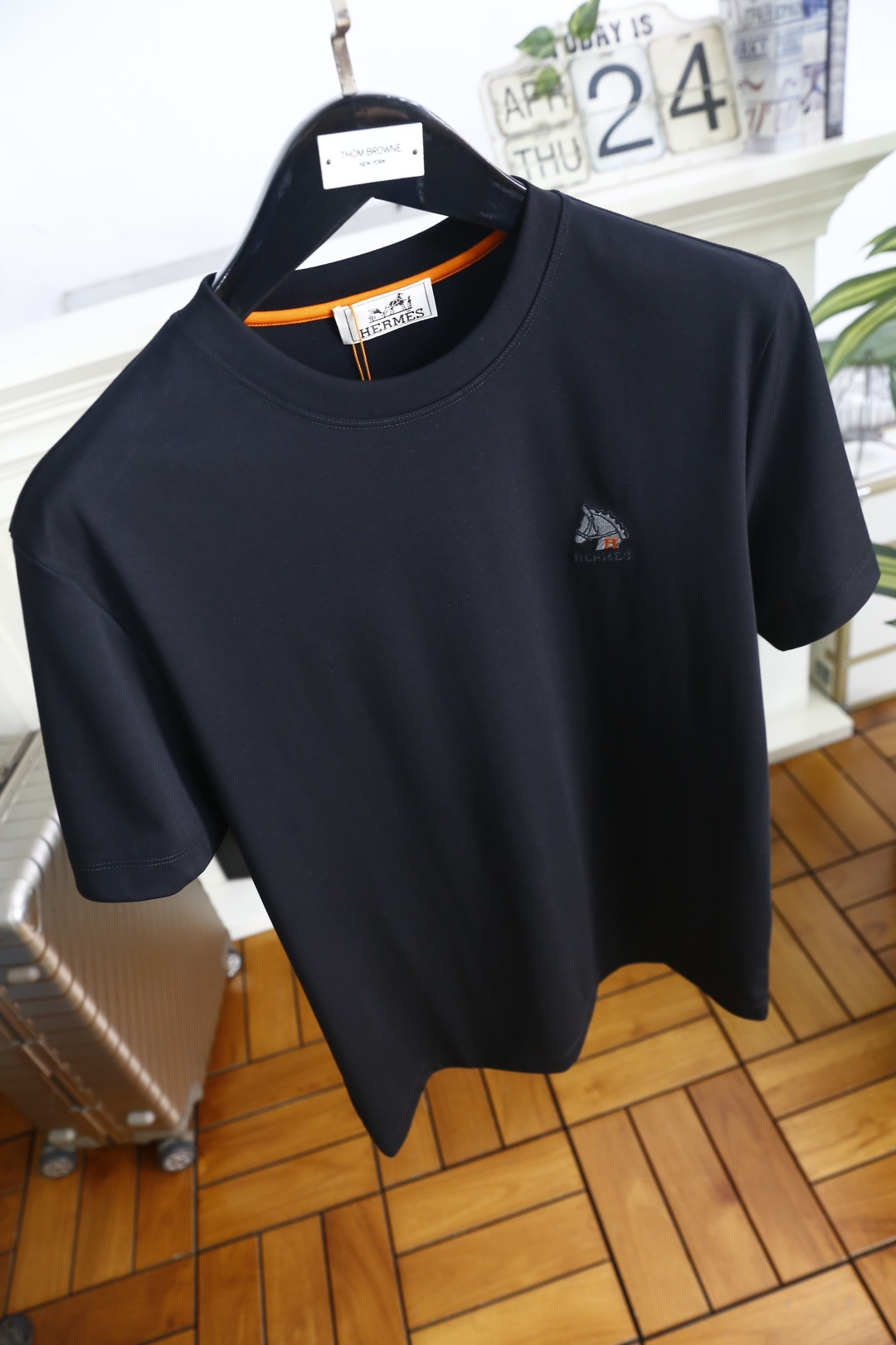 🔥爱马仕.26夏季新品，时尚男士百搭短袖👍利落廓形打造干净松弛的上身效果，经典圆领设计大方得体，胸口精致