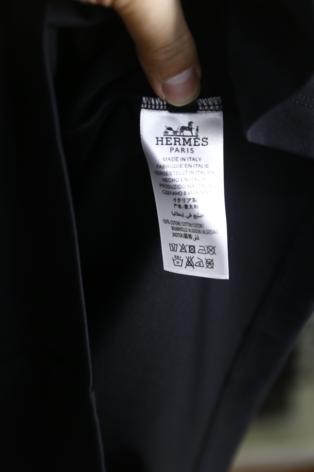 🔥爱马仕.26夏季新品，时尚男士百搭短袖👍利落廓形打造干净松弛的上身效果，经典圆领设计大方得体，胸口精致