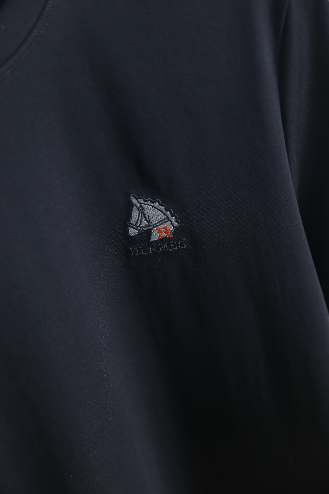 🔥爱马仕.26夏季新品，时尚男士百搭短袖👍利落廓形打造干净松弛的上身效果，经典圆领设计大方得体，胸口精致