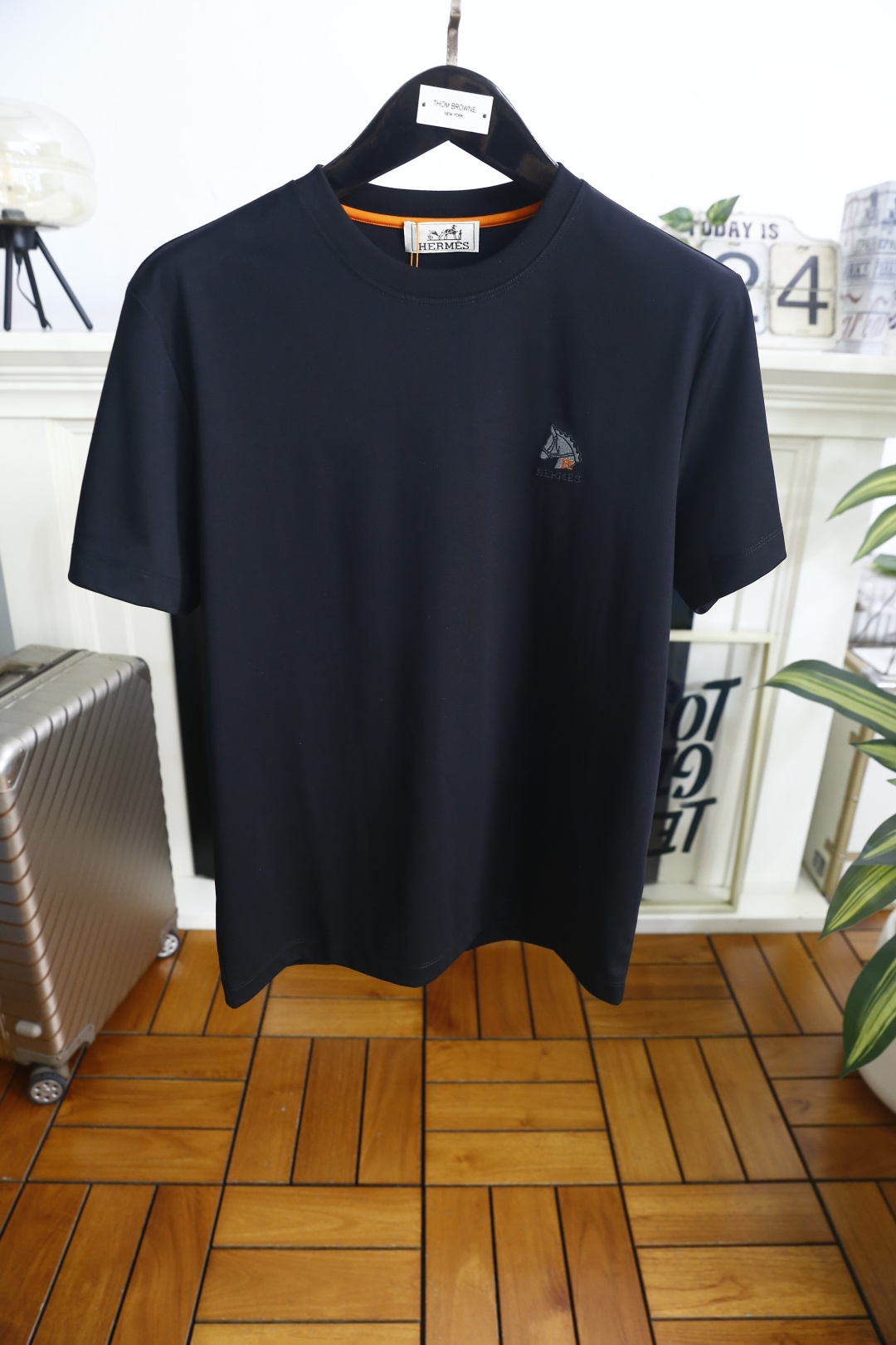 🔥爱马仕.26夏季新品，时尚男士百搭短袖👍利落廓形打造干净松弛的上身效果，经典圆领设计大方得体，胸口精致