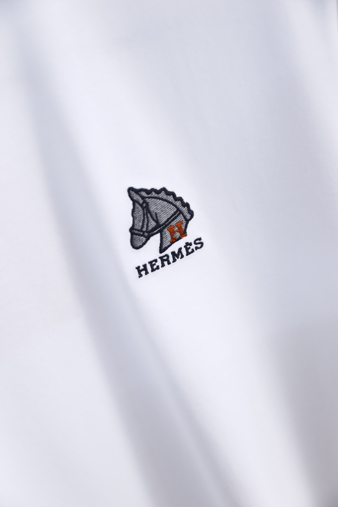 🔥爱马仕.26夏季新品，时尚男士百搭短袖👍利落廓形打造干净松弛的上身效果，经典圆领设计大方得体，胸口精致