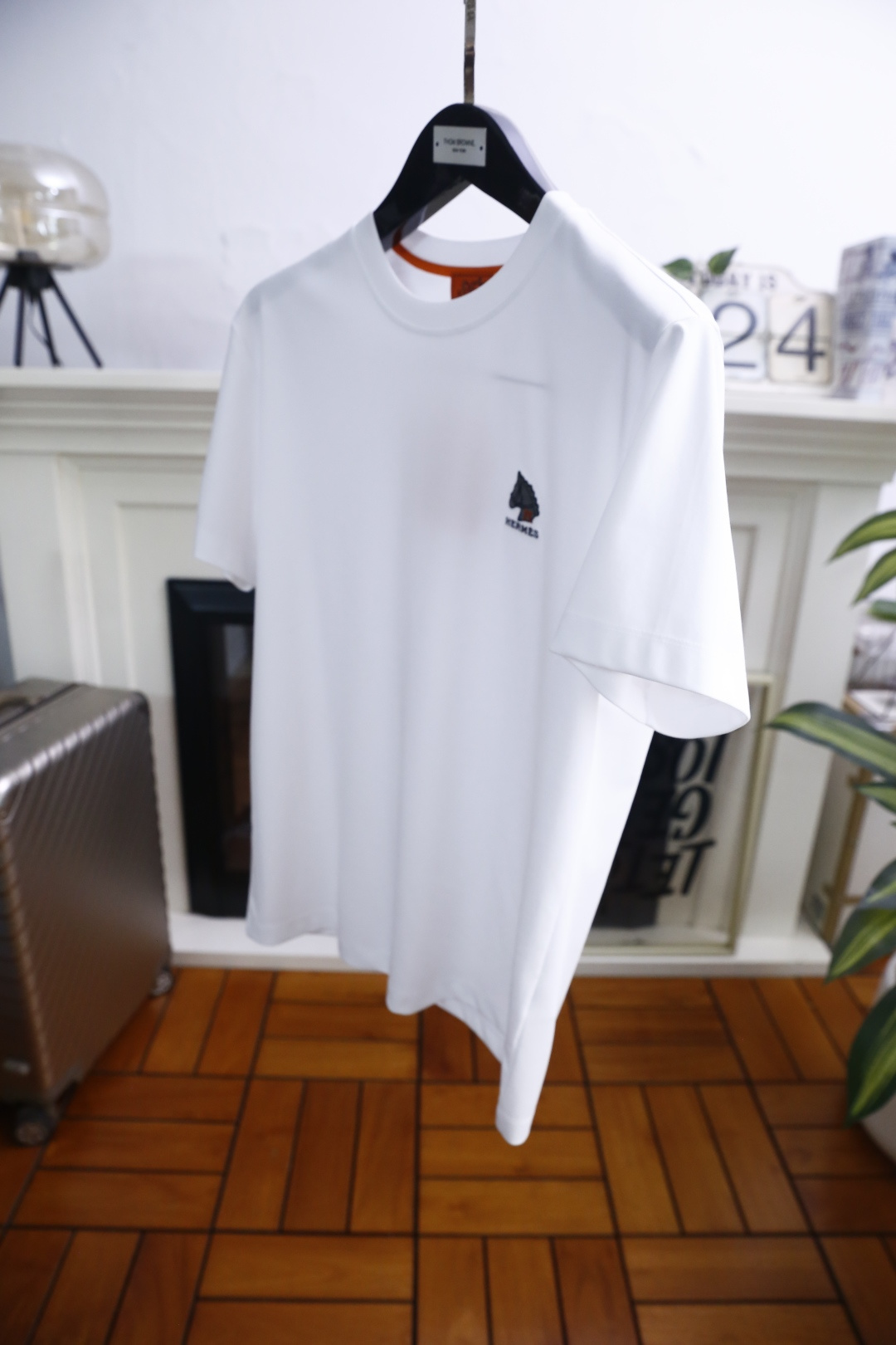 🔥爱马仕.26夏季新品，时尚男士百搭短袖👍利落廓形打造干净松弛的上身效果，经典圆领设计大方得体，胸口精致