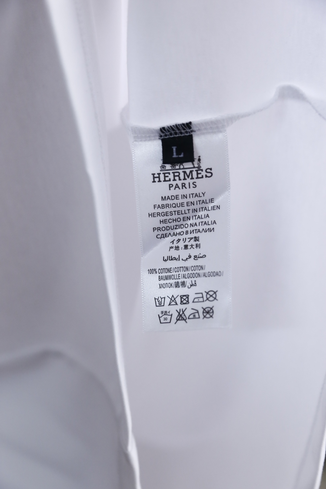 🔥爱马仕.26夏季新品，时尚男士百搭短袖👍利落廓形打造干净松弛的上身效果，经典圆领设计大方得体，胸口精致