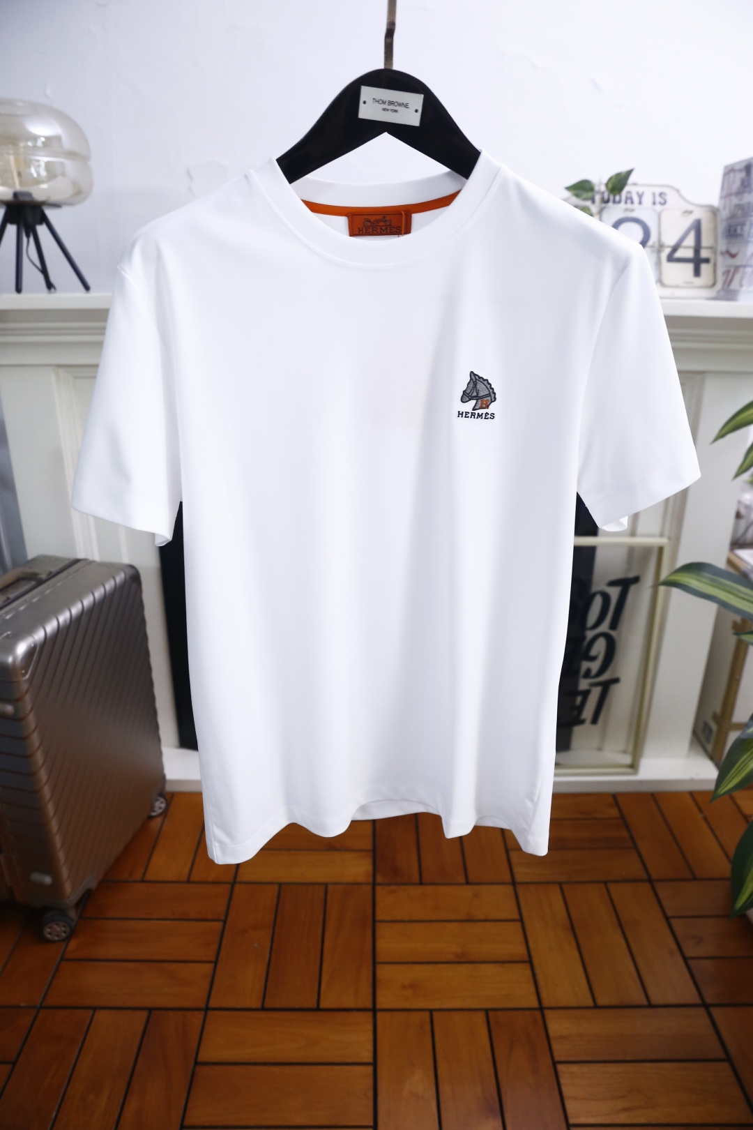 🔥爱马仕.26夏季新品，时尚男士百搭短袖👍利落廓形打造干净松弛的上身效果，经典圆领设计大方得体，胸口精致