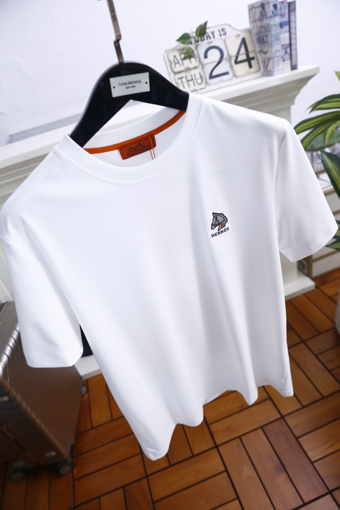 🔥爱马仕.26夏季新品，时尚男士百搭短袖👍利落廓形打造干净松弛的上身效果，经典圆领设计大方得体，胸口精致