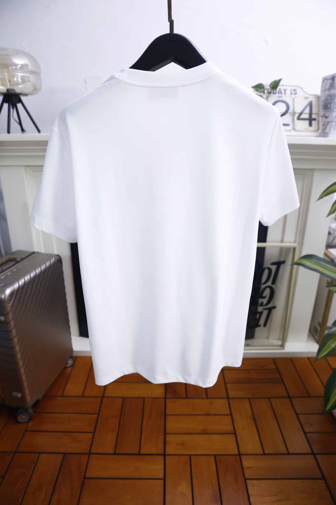 🔥爱马仕.26夏季新品，时尚男士百搭短袖👍利落廓形打造干净松弛的上身效果，经典圆领设计大方得体，胸口精致