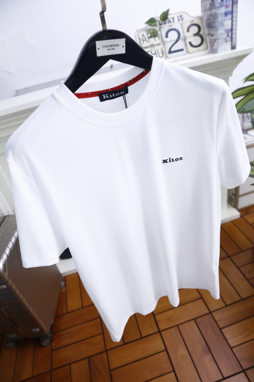 🔥Kiton.26夏季新品🆕男士时尚百搭圆领短袖，极简廓形勾勒利落线条，利落剪裁适配多元身形，兼具舒适与