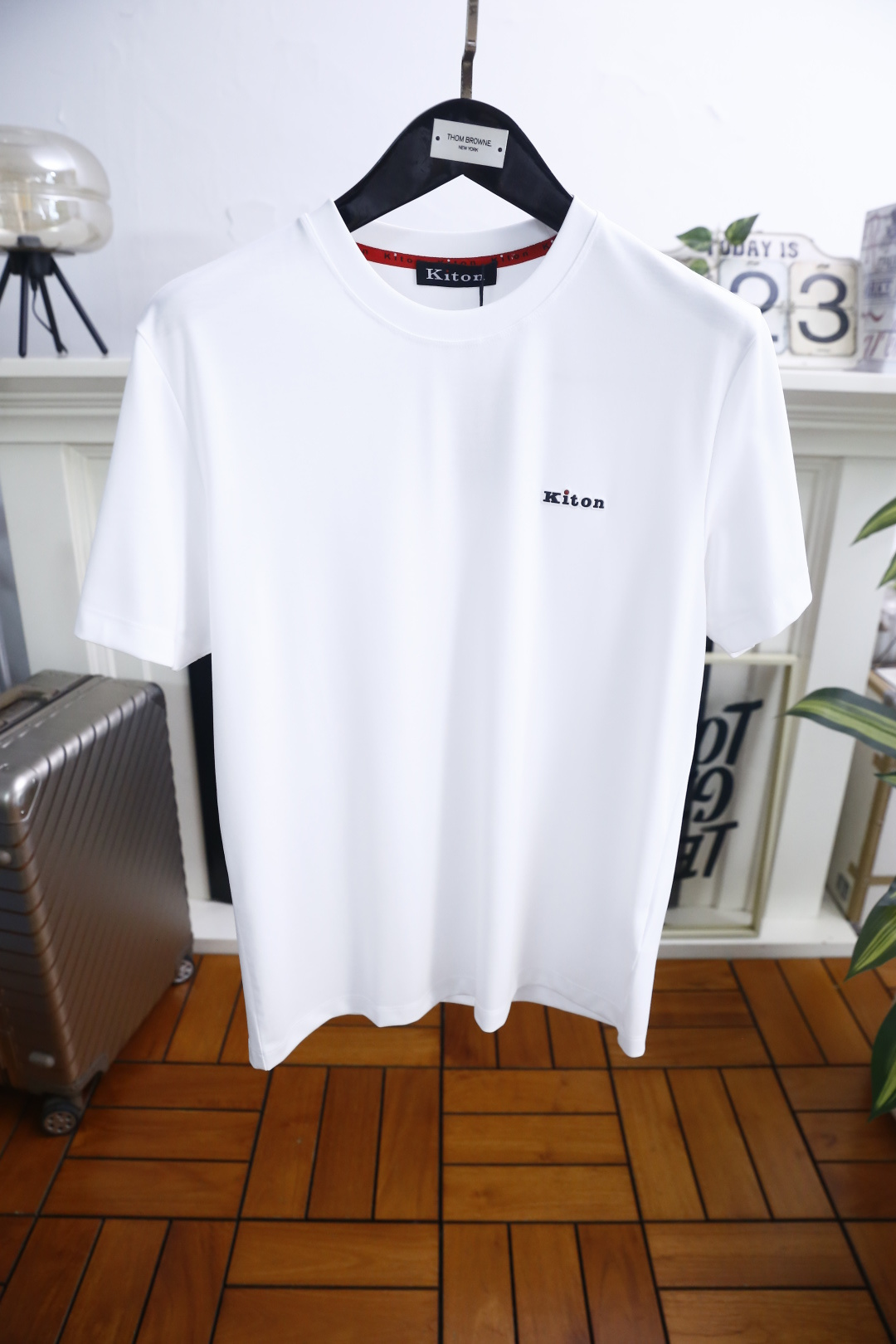 🔥Kiton.26夏季新品🆕男士时尚百搭圆领短袖，极简廓形勾勒利落线条，利落剪裁适配多元身形，兼具舒适与