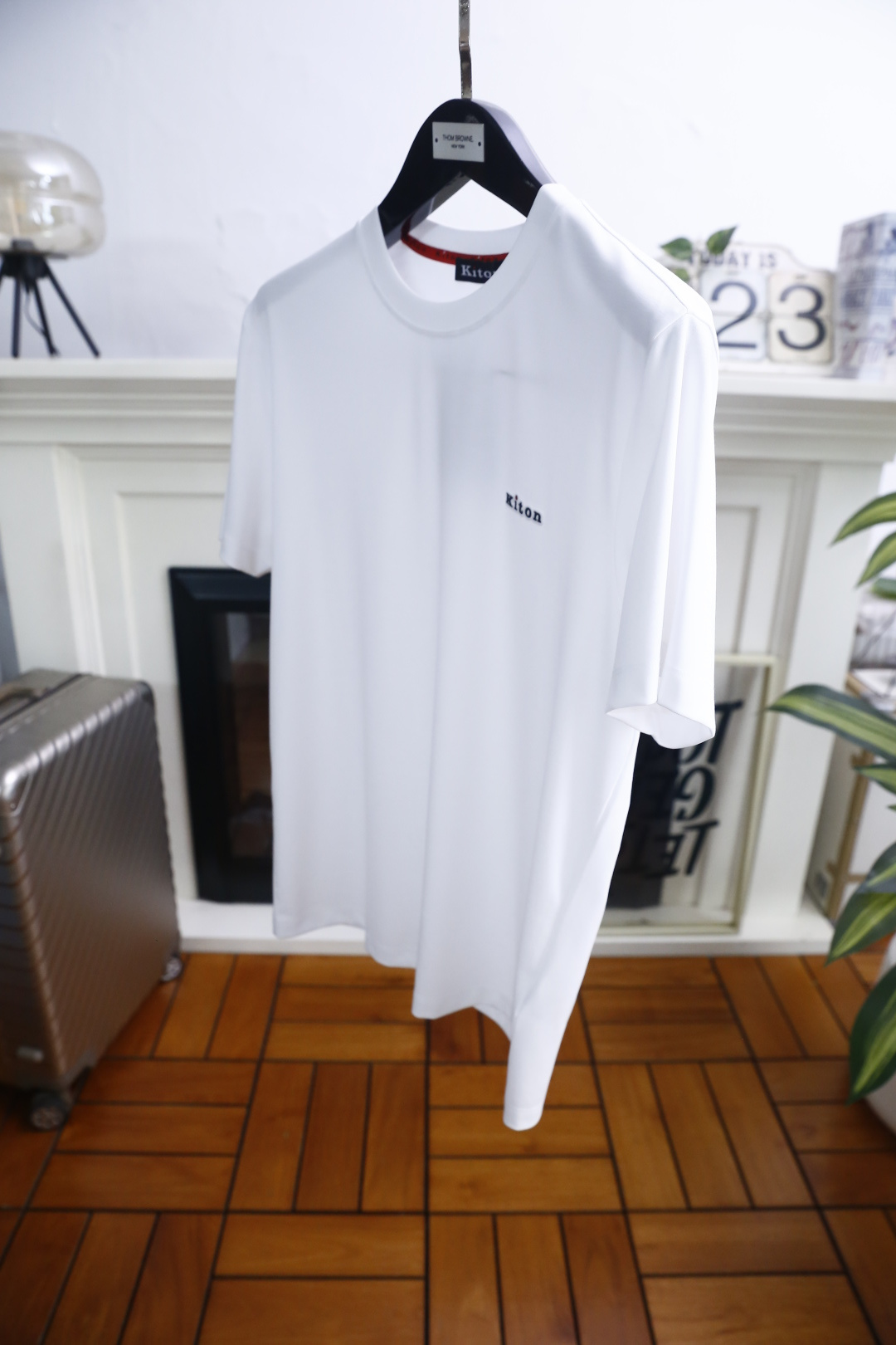 🔥Kiton.26夏季新品🆕男士时尚百搭圆领短袖，极简廓形勾勒利落线条，利落剪裁适配多元身形，兼具舒适与