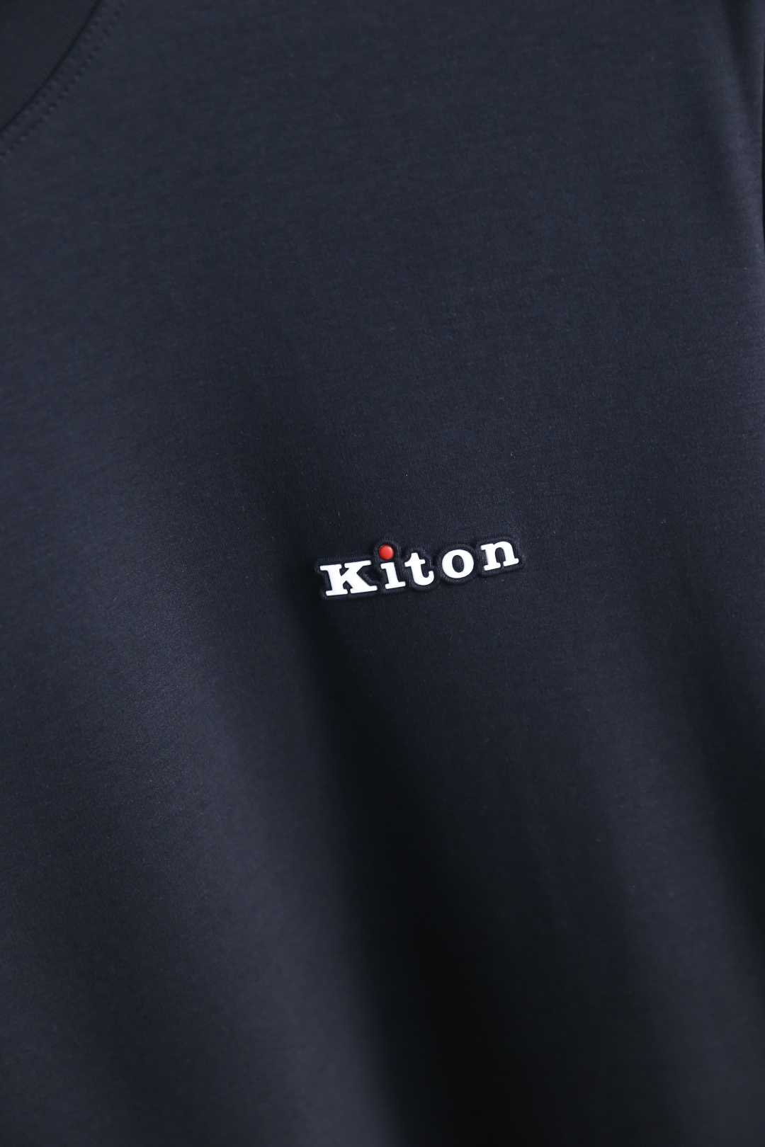 🔥Kiton.26夏季新品🆕男士时尚百搭圆领短袖，极简廓形勾勒利落线条，利落剪裁适配多元身形，兼具舒适与