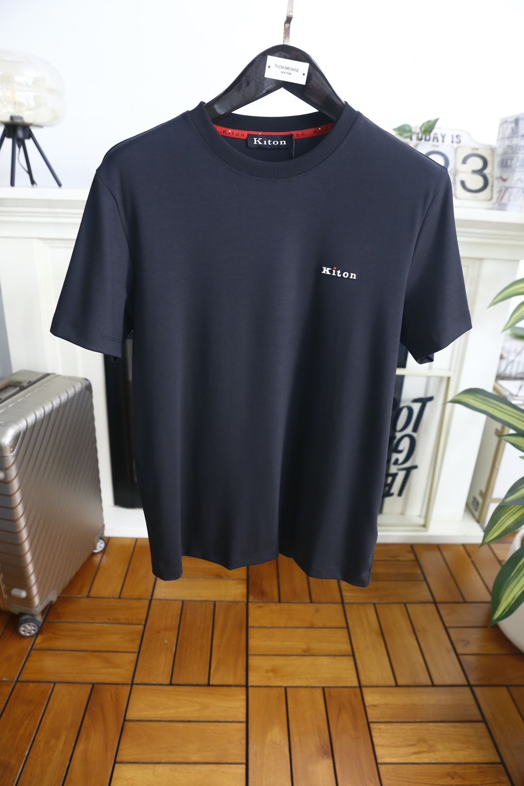 🔥Kiton.26夏季新品🆕男士时尚百搭圆领短袖，极简廓形勾勒利落线条，利落剪裁适配多元身形，兼具舒适与