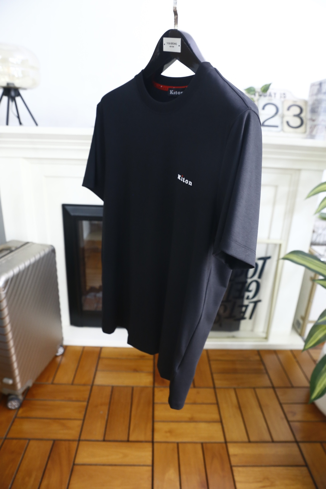 🔥Kiton.26夏季新品🆕男士时尚百搭圆领短袖，极简廓形勾勒利落线条，利落剪裁适配多元身形，兼具舒适与