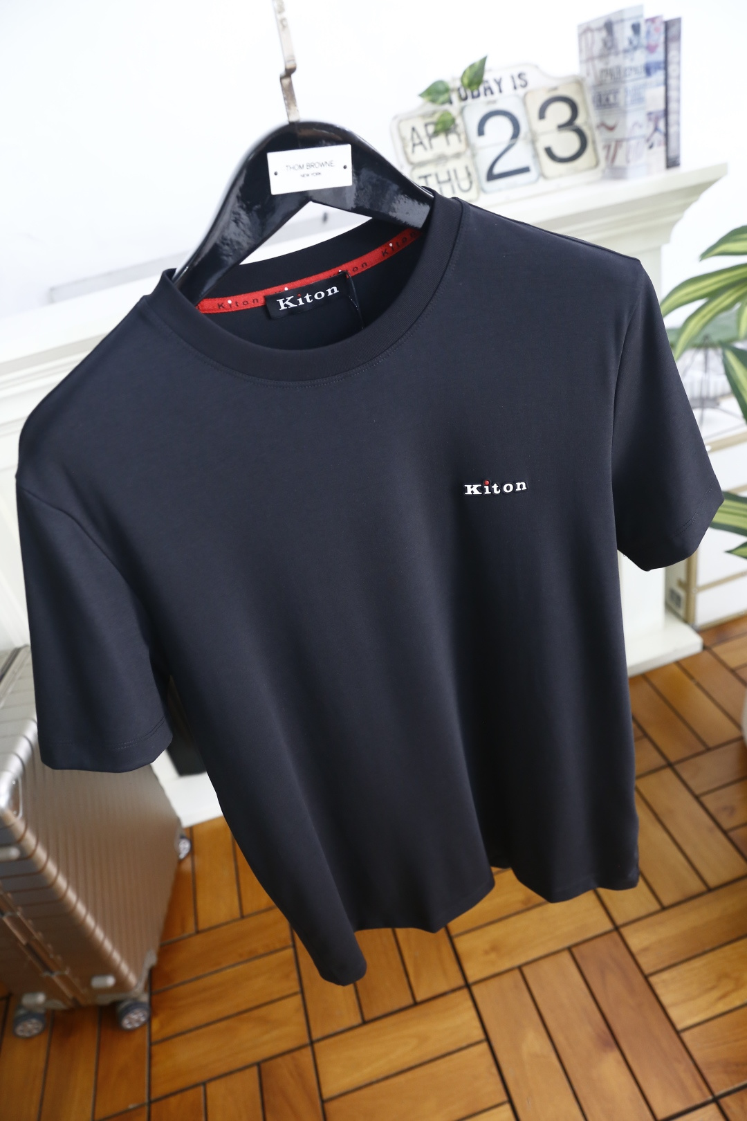 🔥Kiton.26夏季新品🆕男士时尚百搭圆领短袖，极简廓形勾勒利落线条，利落剪裁适配多元身形，兼具舒适与